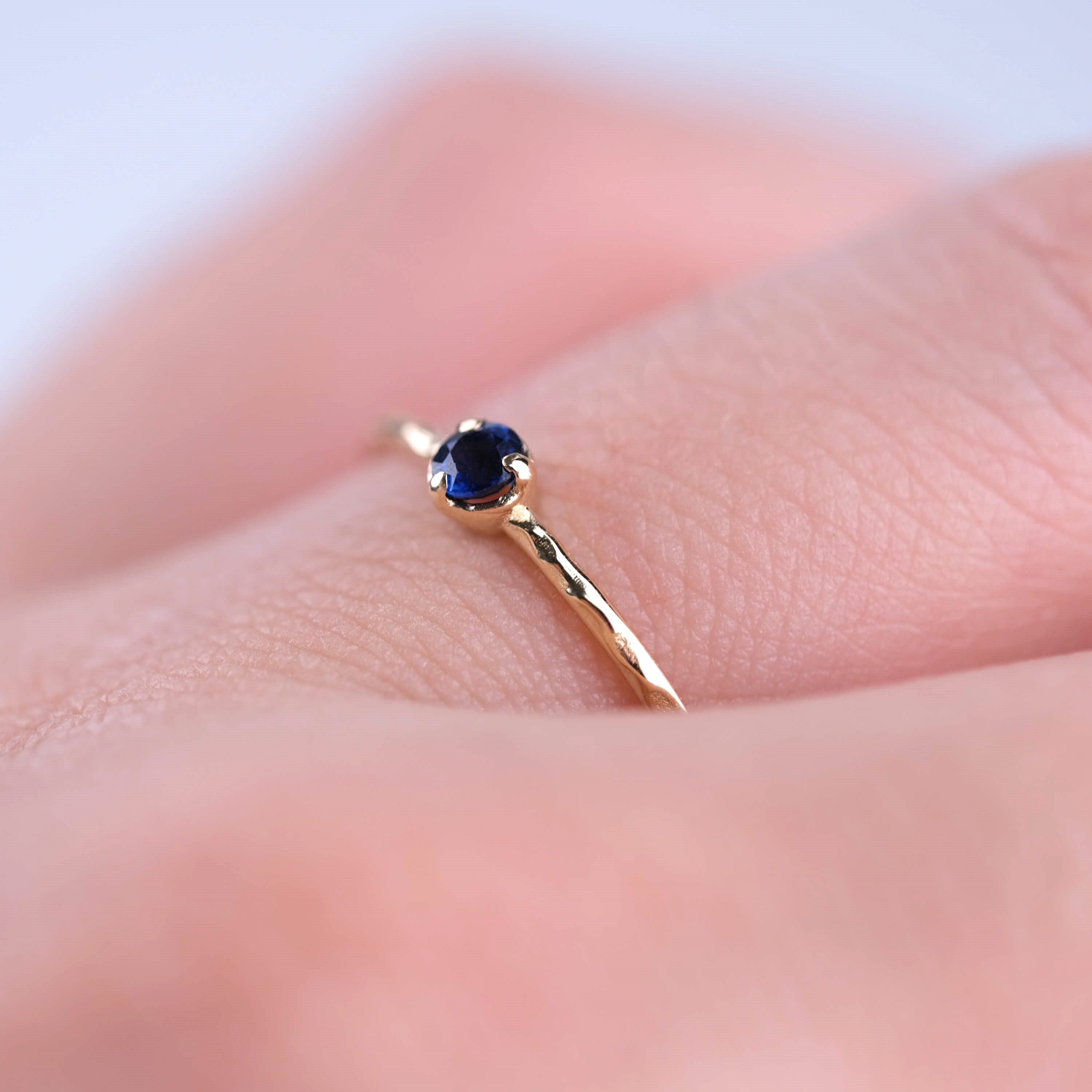 Arin | Minimal Safir Taşlı Dokulu Yüzük