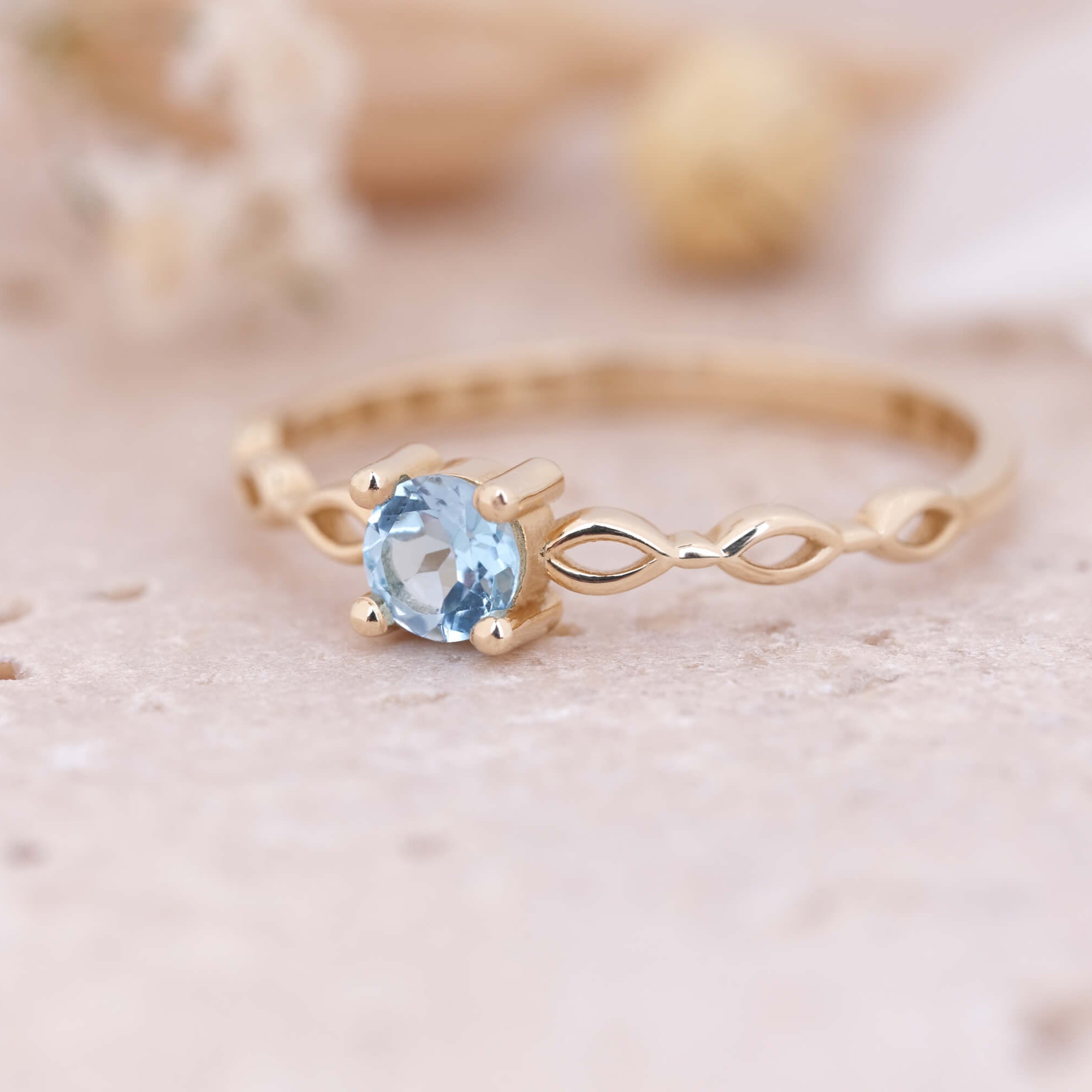 Minimal Swiss Blue Topaz ve Altın Yüzük
