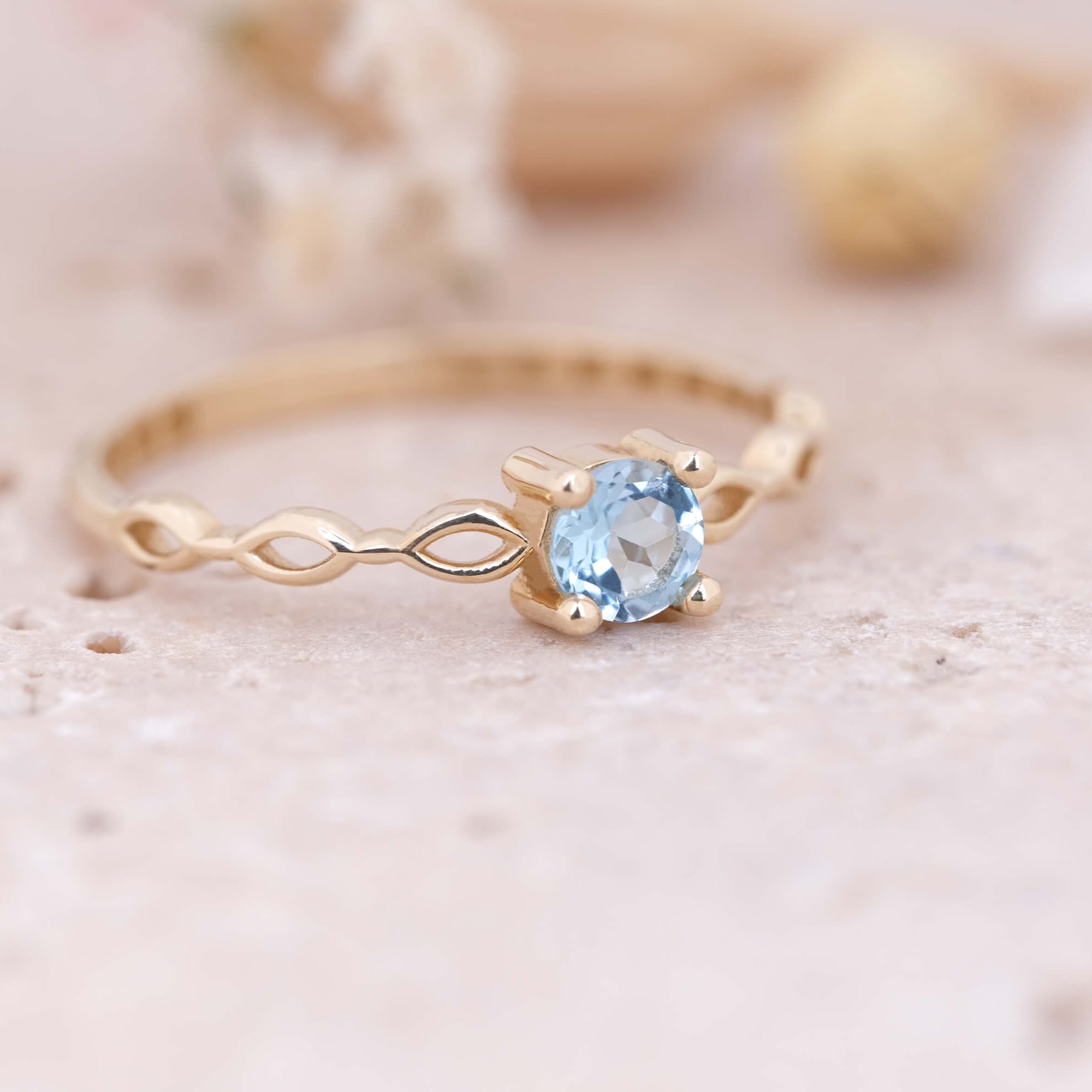 Minimal Swiss Blue Topaz ve Altın Yüzük