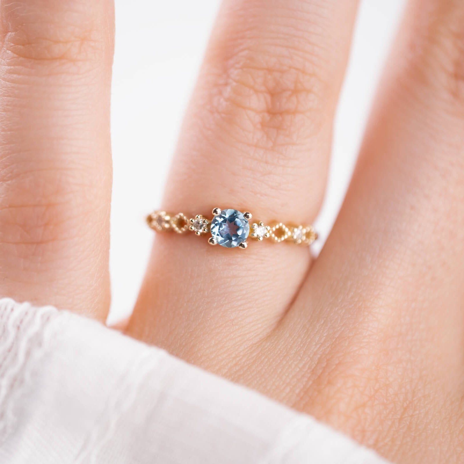 Lira | Oval Kesim Swiss Blue Topaz ve Minimal Pırlantalı Yüzük