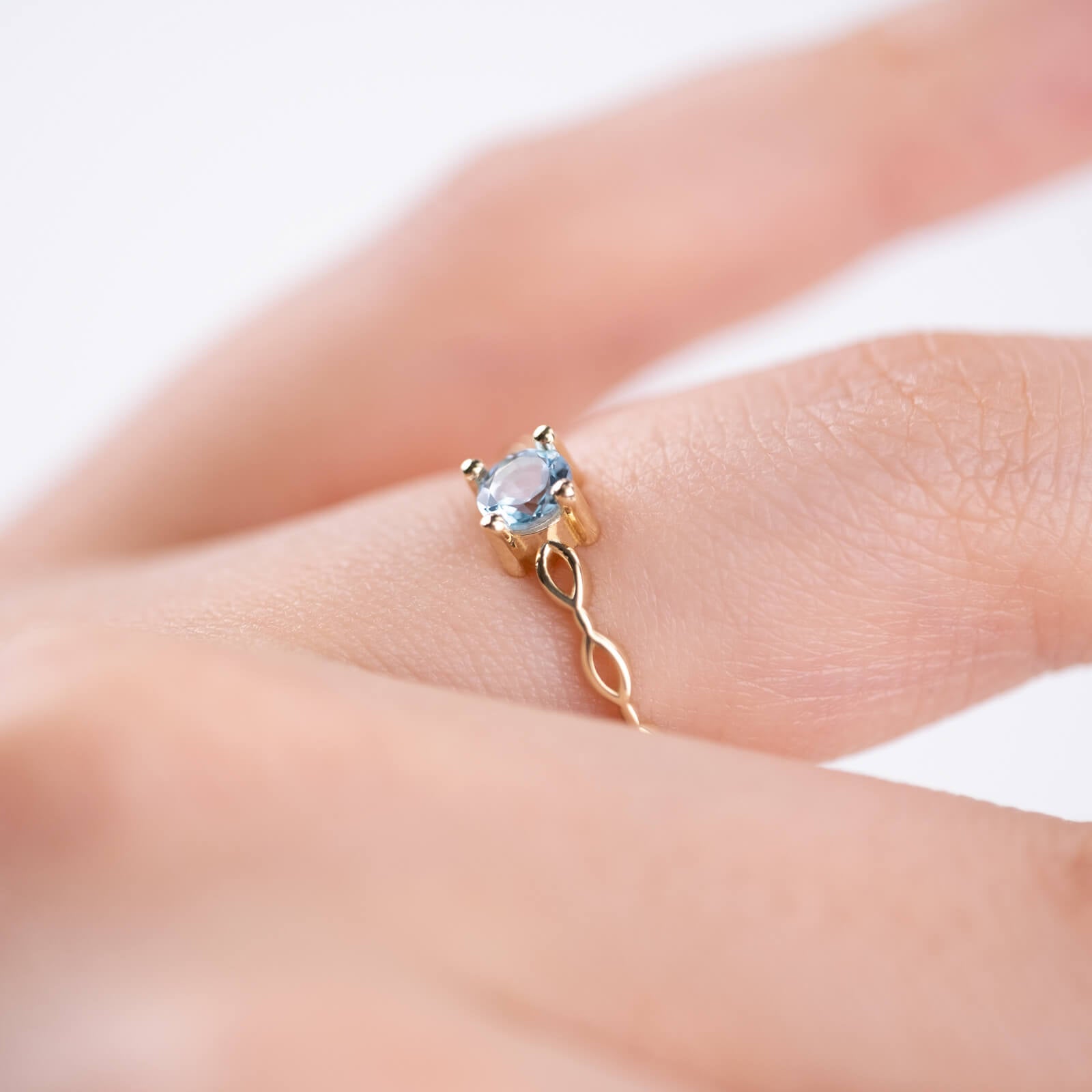 Minimal Swiss Blue Topaz ve Altın Yüzük