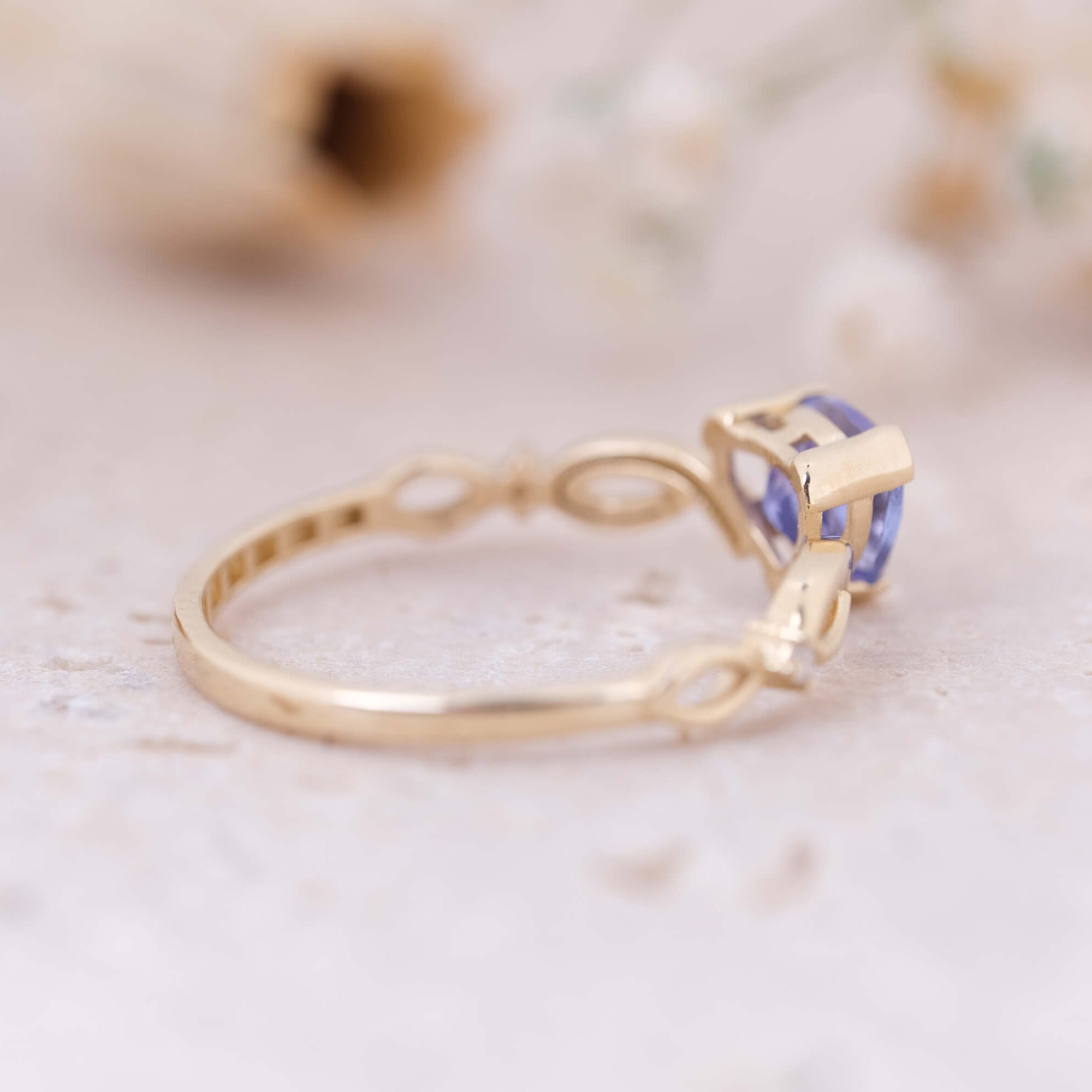 Üçgen Kesim Tanzanit ve Pırlantalı Altın Yüzük