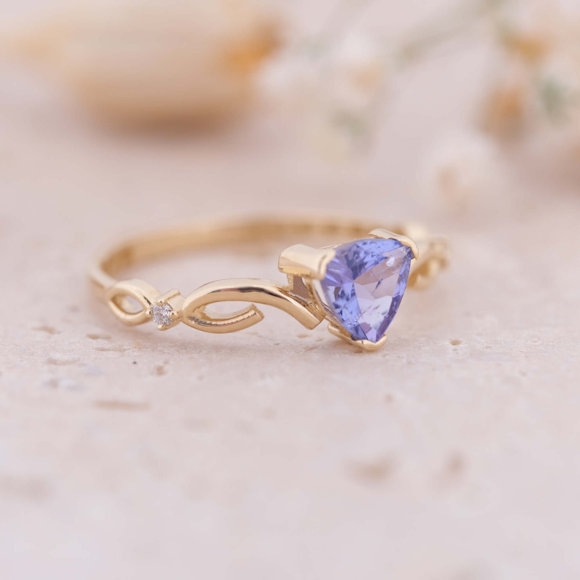 Üçgen Kesim Tanzanit ve Pırlantalı Altın Yüzük