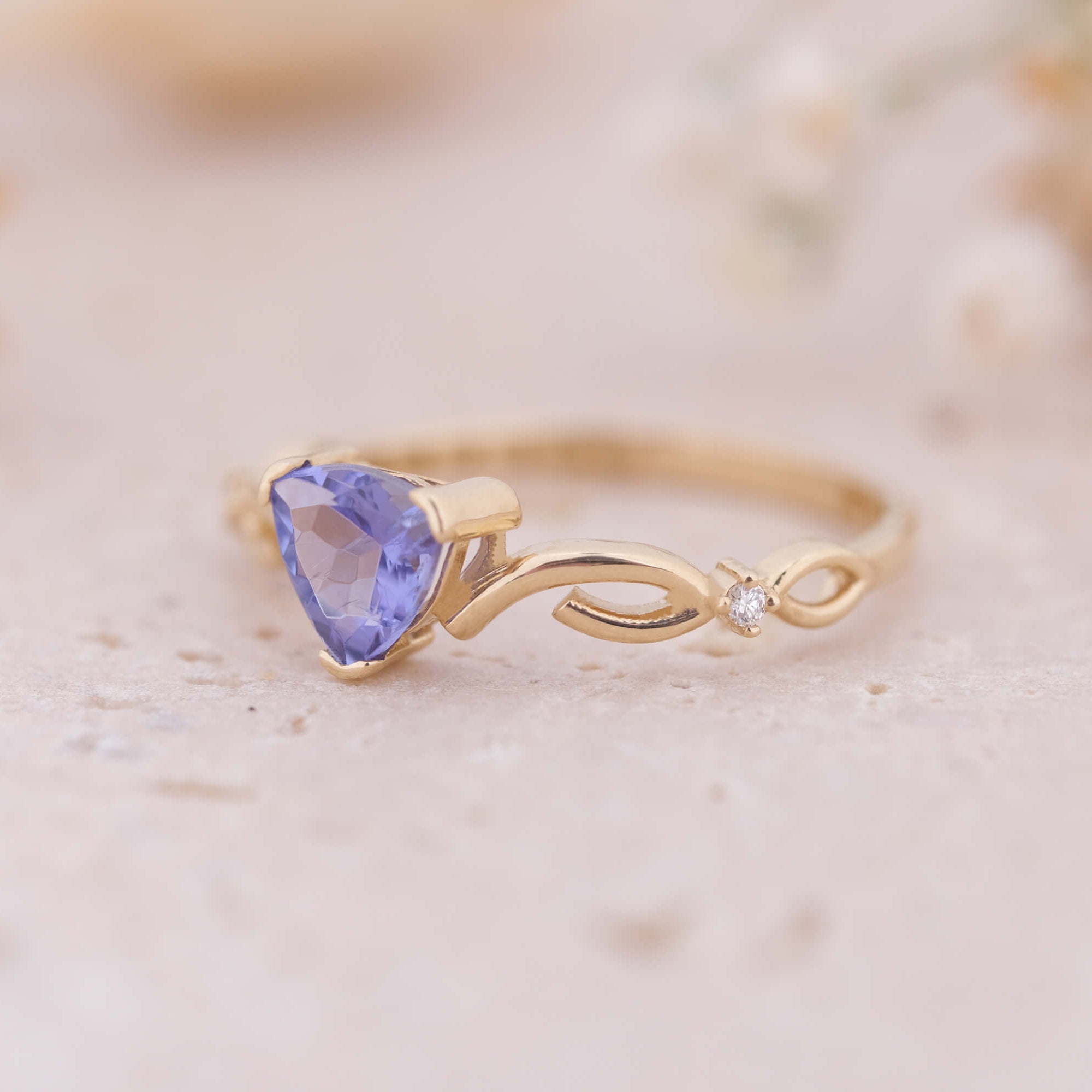 Üçgen Kesim Tanzanit ve Pırlantalı Altın Yüzük