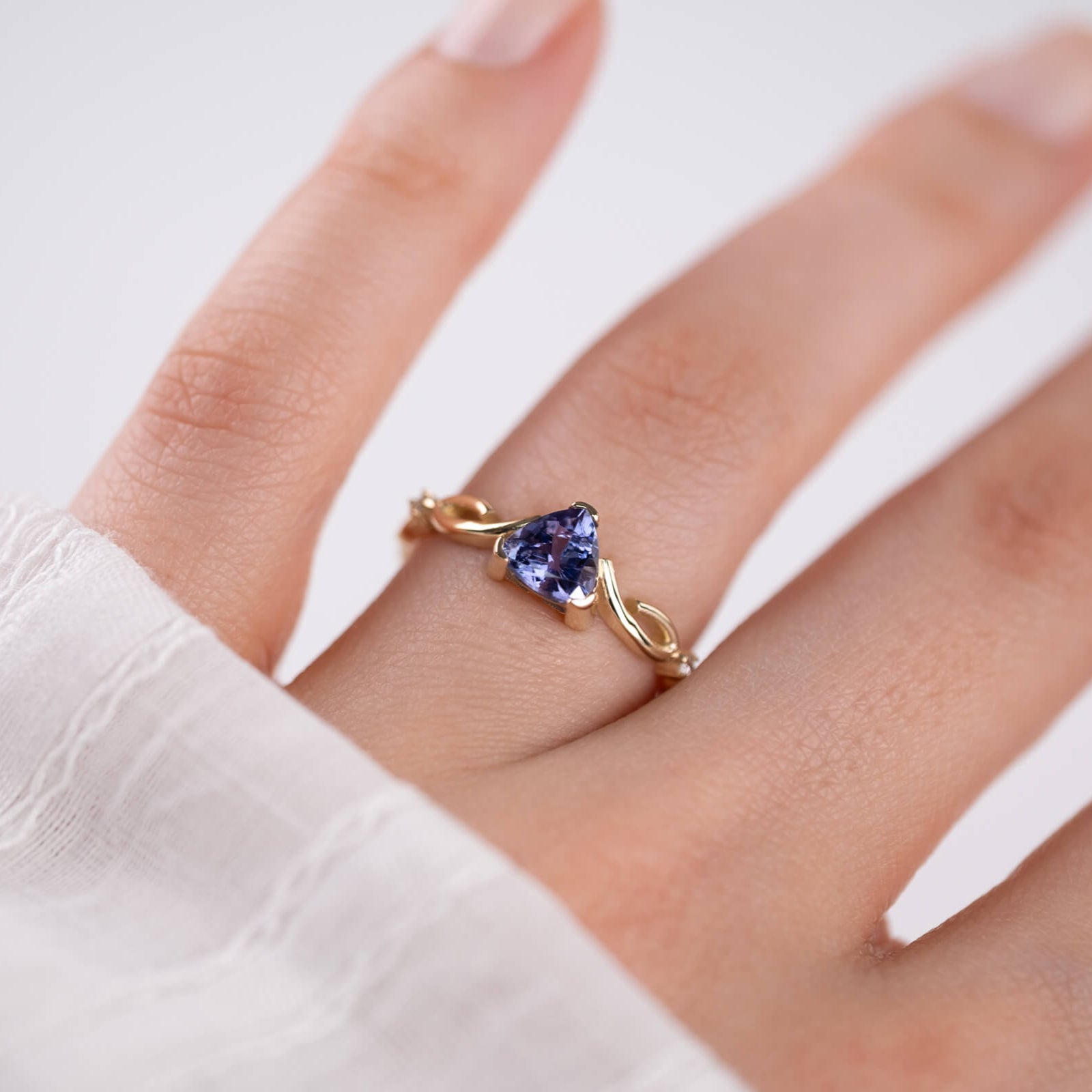 Üçgen Kesim Tanzanit ve Pırlantalı Altın Yüzük