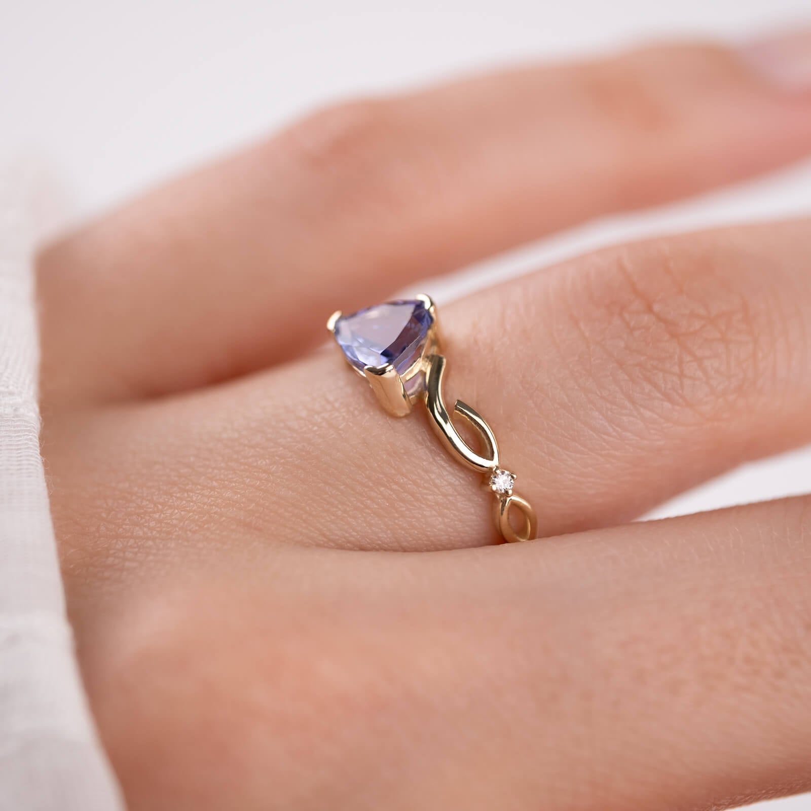 Üçgen Kesim Tanzanit ve Pırlantalı Altın Yüzük