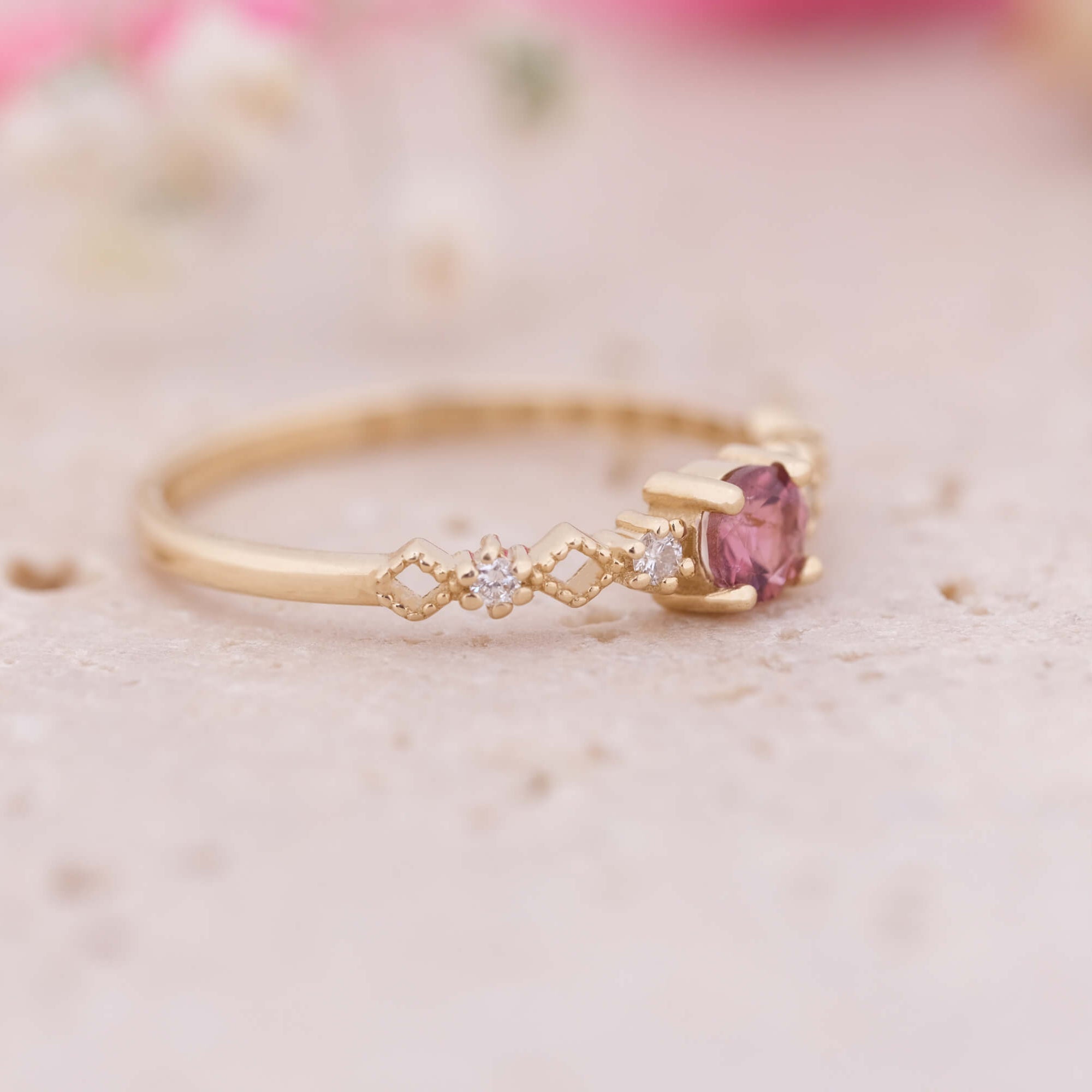 Lira | Oval Kesim Turmalin ve Minimal Pırlantalı Yüzük