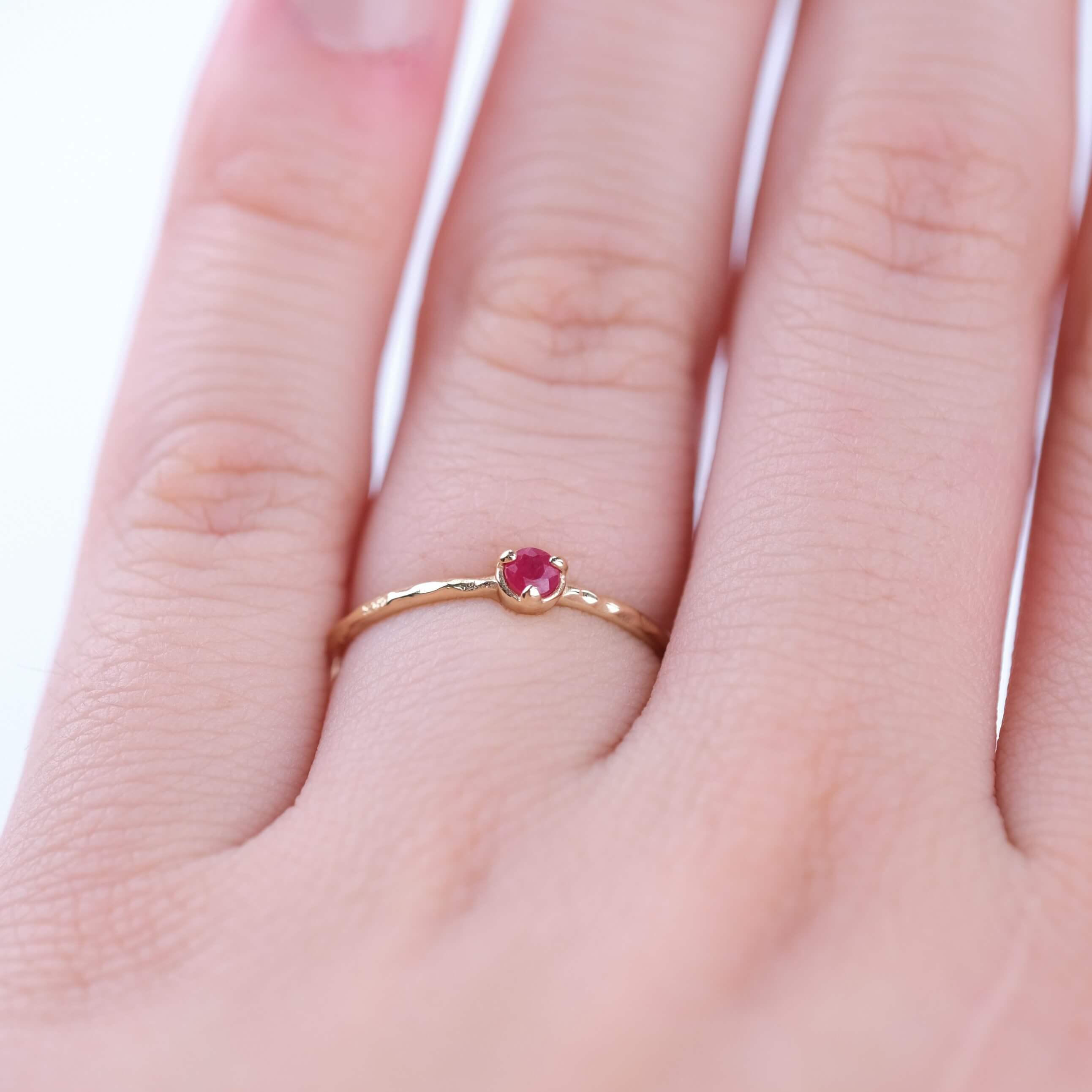 Arin | Minimal Yakut Taşlı Dokulu Yüzük