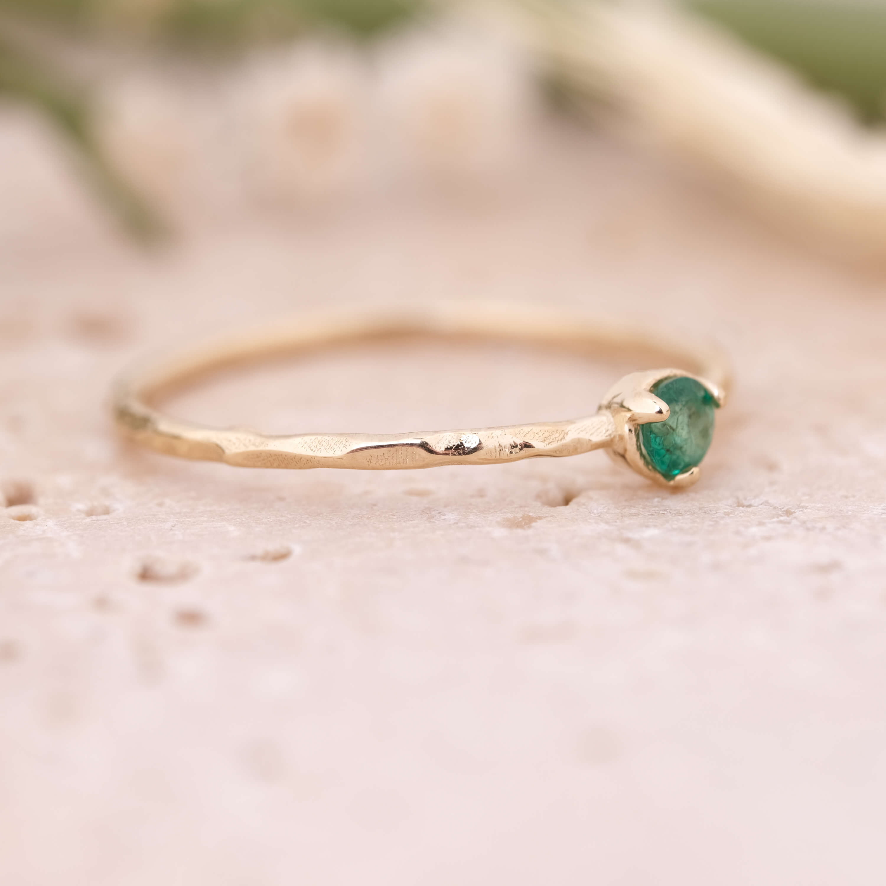 Arin | Minimal Zümrüt Taşlı Dokulu Yüzük