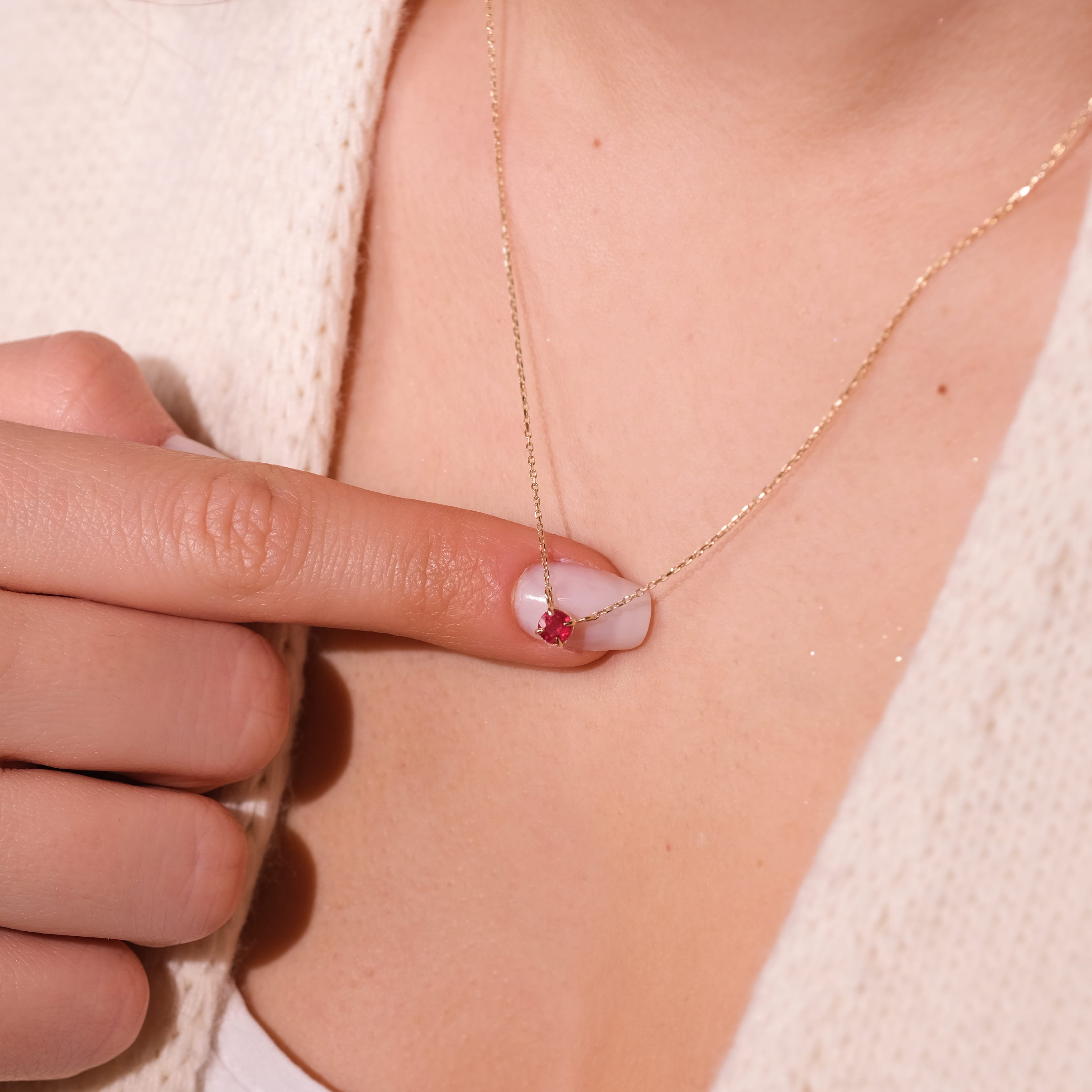 Yakut Taşlı 14 Ayar Altın Minimal Kolye