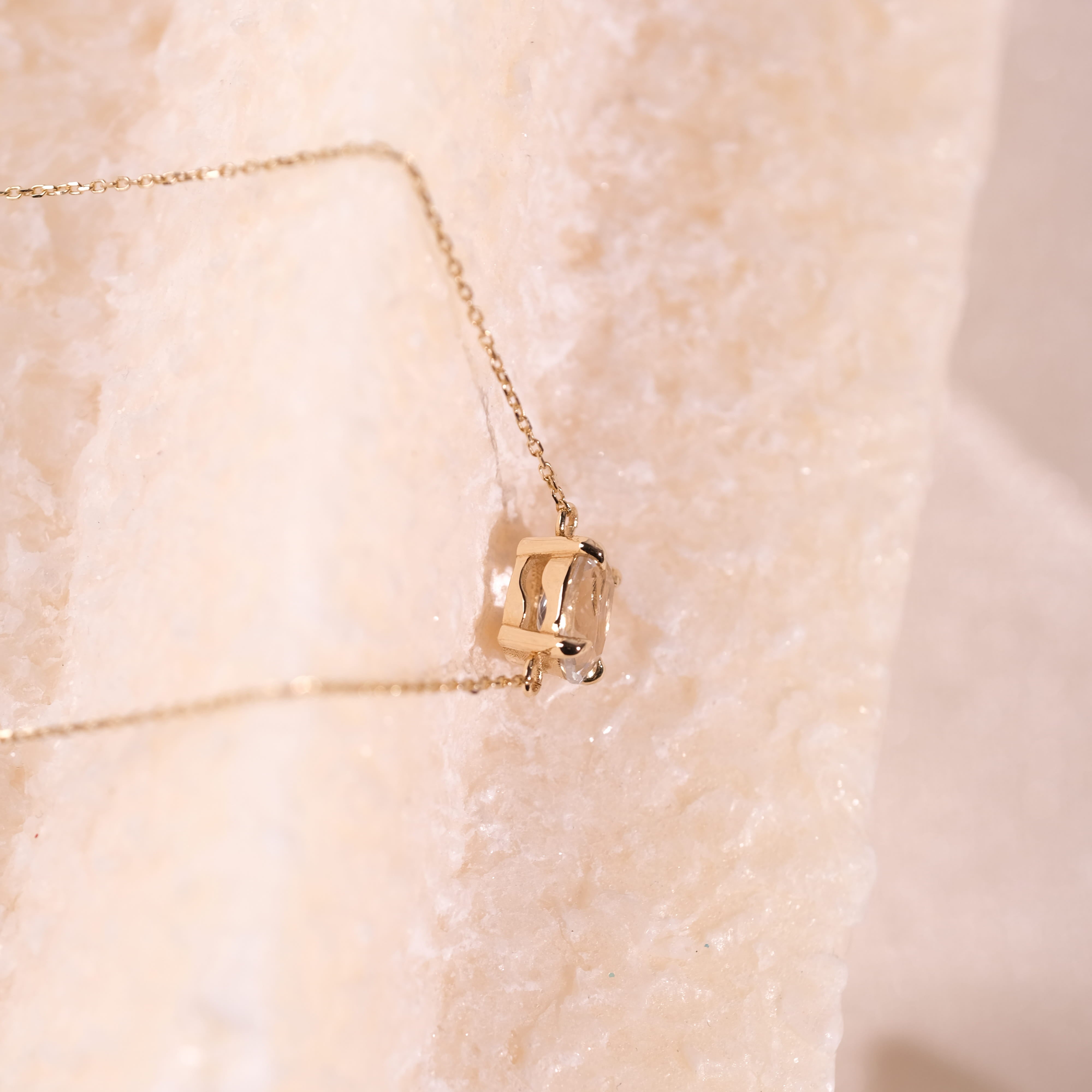 Beyaz Topaz Doğal Taşlı Kolye