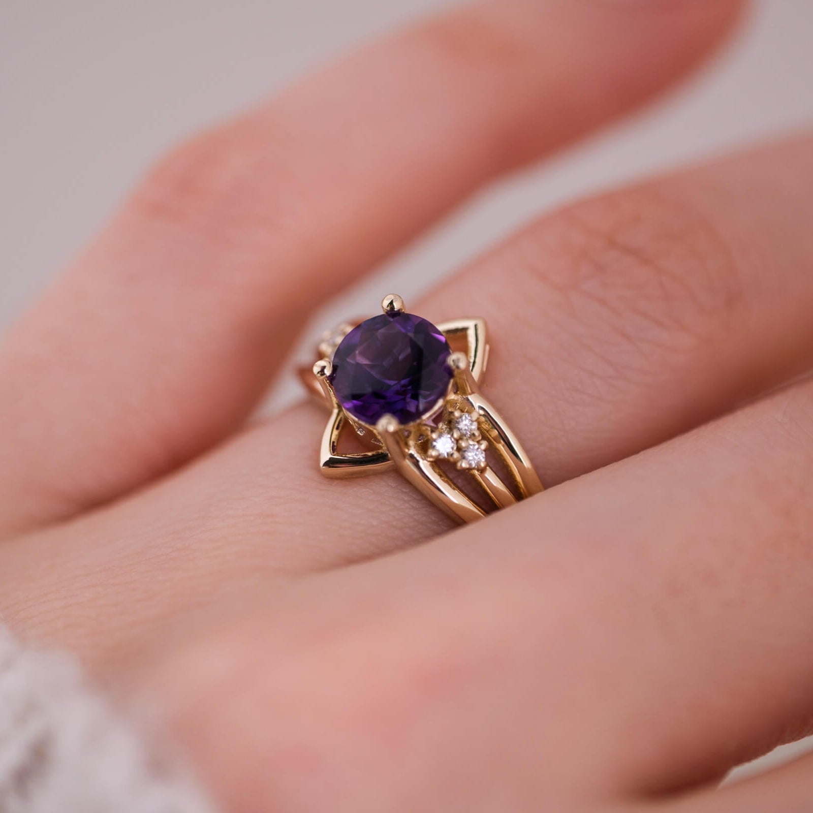 Nenya | Yuvarlak Kesim Ametist ve Pırlantalı Yüzük