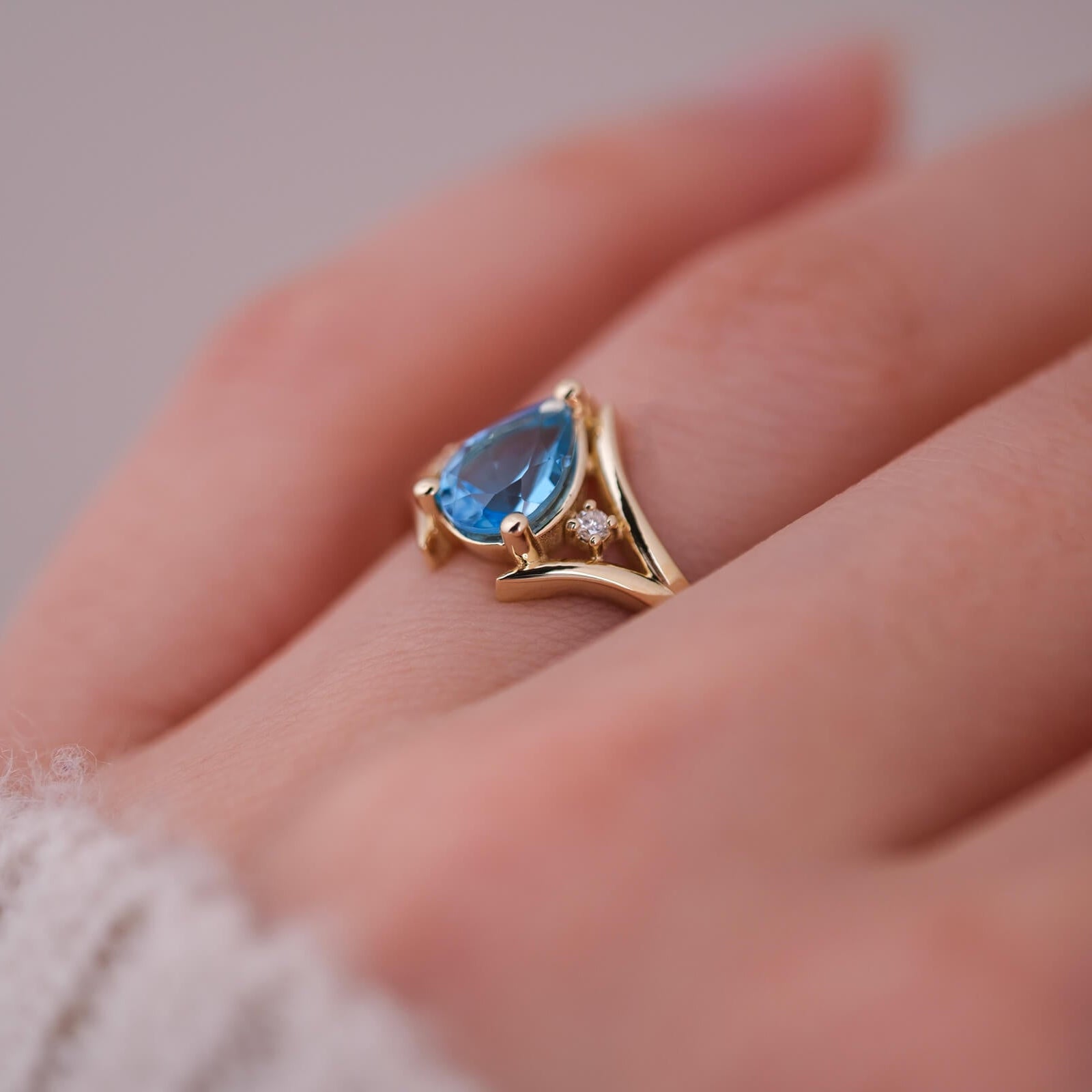 Lirien | Damla Kesim Swiss Blue Topaz ve Pırlantalı Yüzük