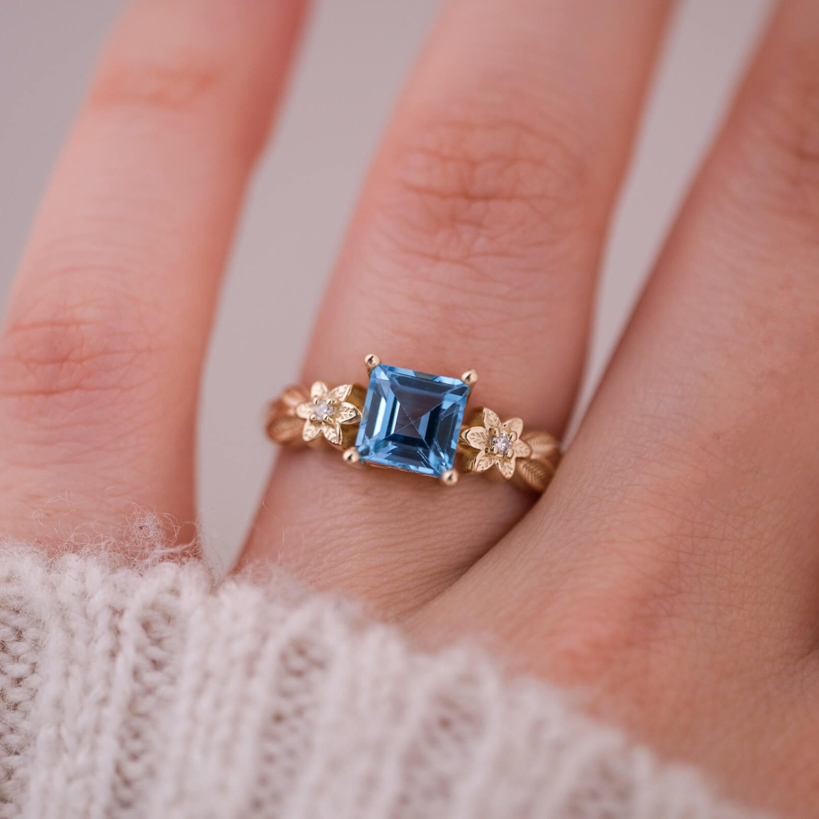 Elyra | Kare Kesim Swiss Blue Topaz ve Pırlantalı Yüzük