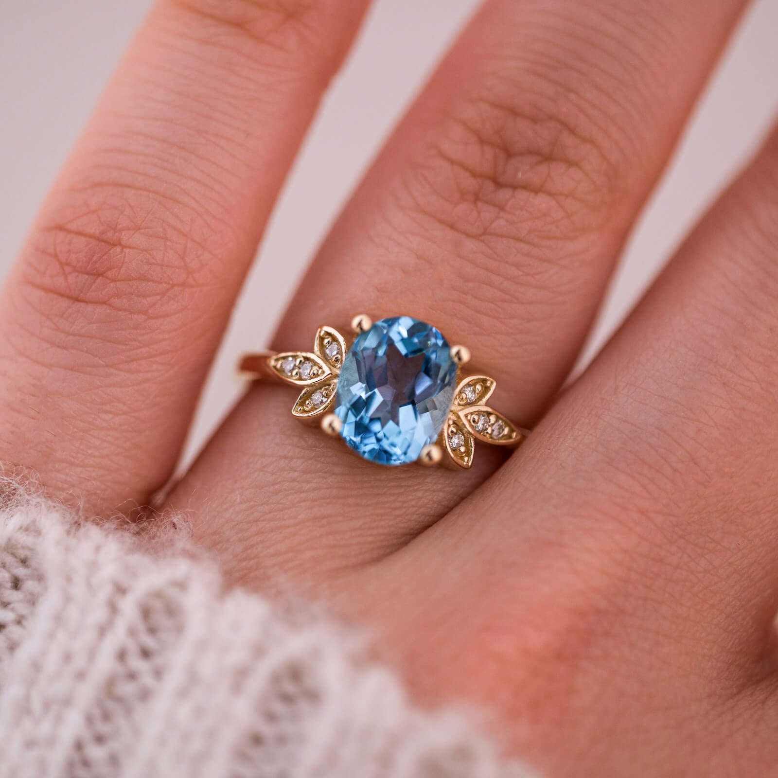 Vilya | Oval Swiss Blue Topaz ve Pırlantalı Yüzük