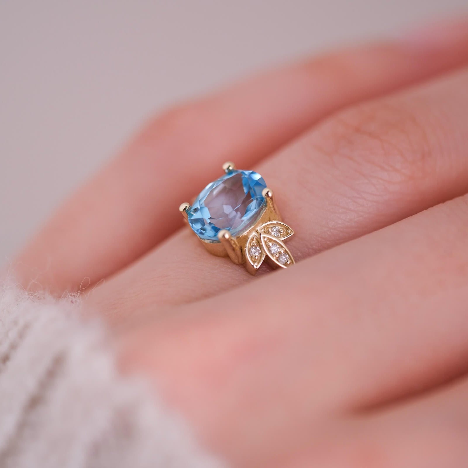 Vilya | Oval Swiss Blue Topaz ve Pırlantalı Yüzük