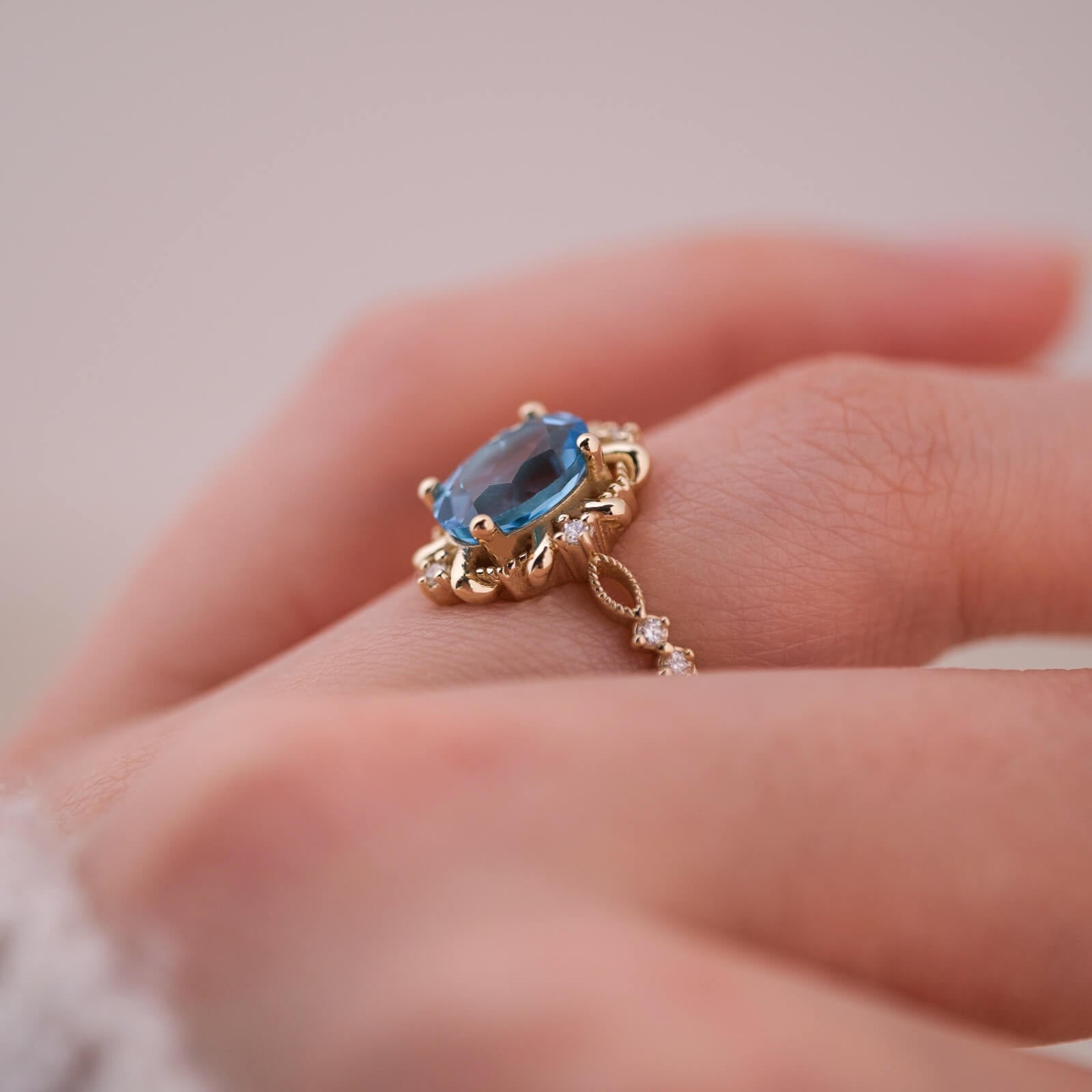 Calmirien | Oval Kesim Swiss Blue Topaz ve Pırlantalı Yüzük