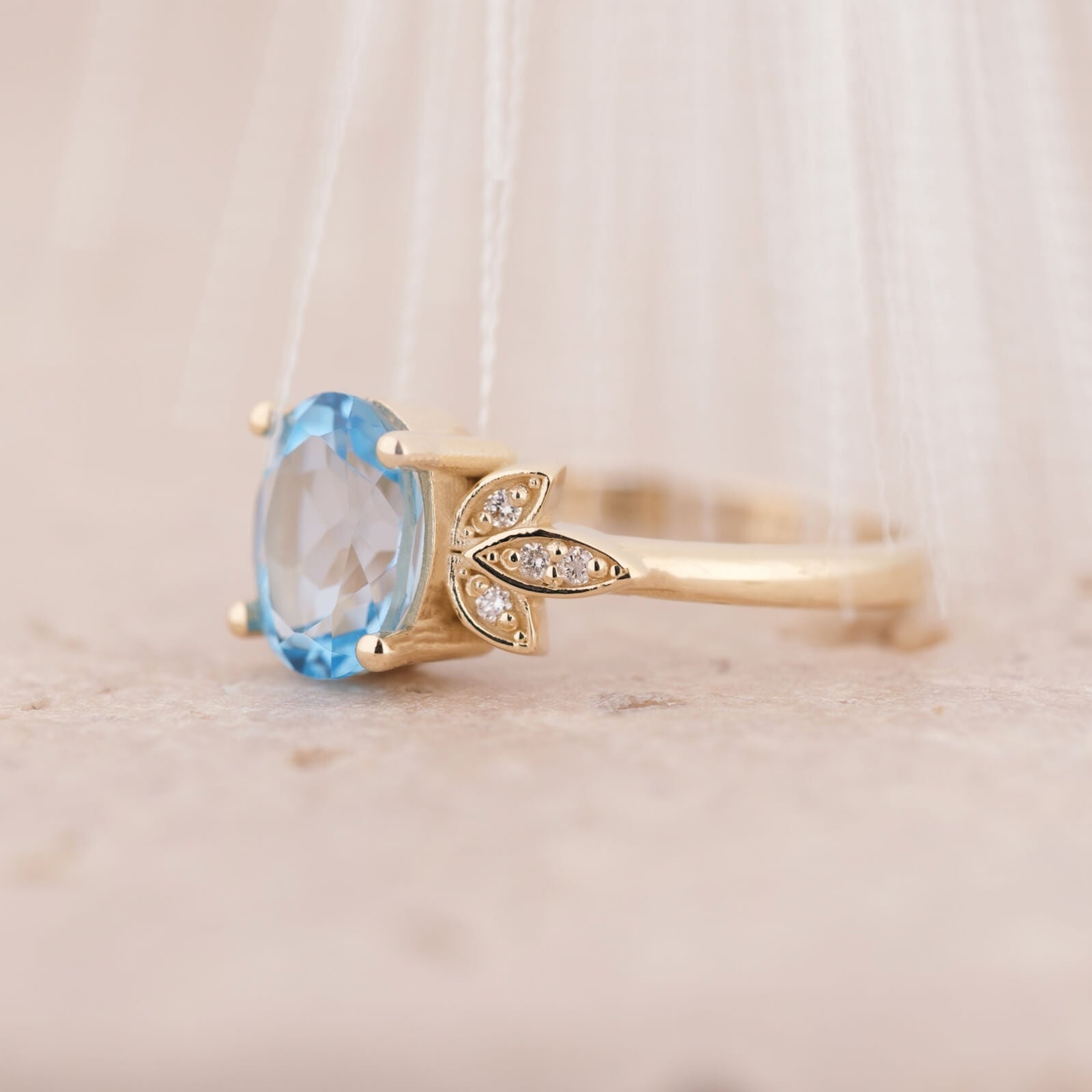 Vilya | Oval Swiss Blue Topaz ve Pırlantalı Yüzük