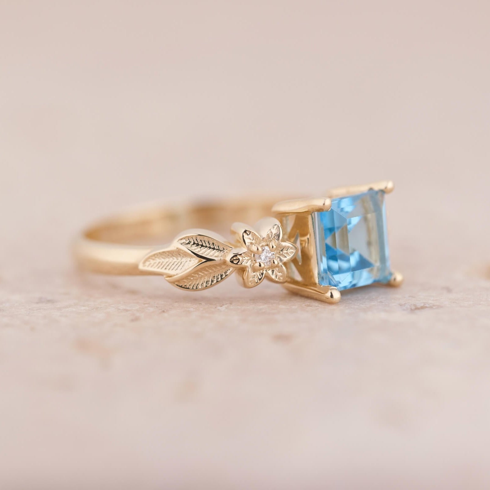Elyra | Kare Kesim Swiss Blue Topaz ve Pırlantalı Yüzük