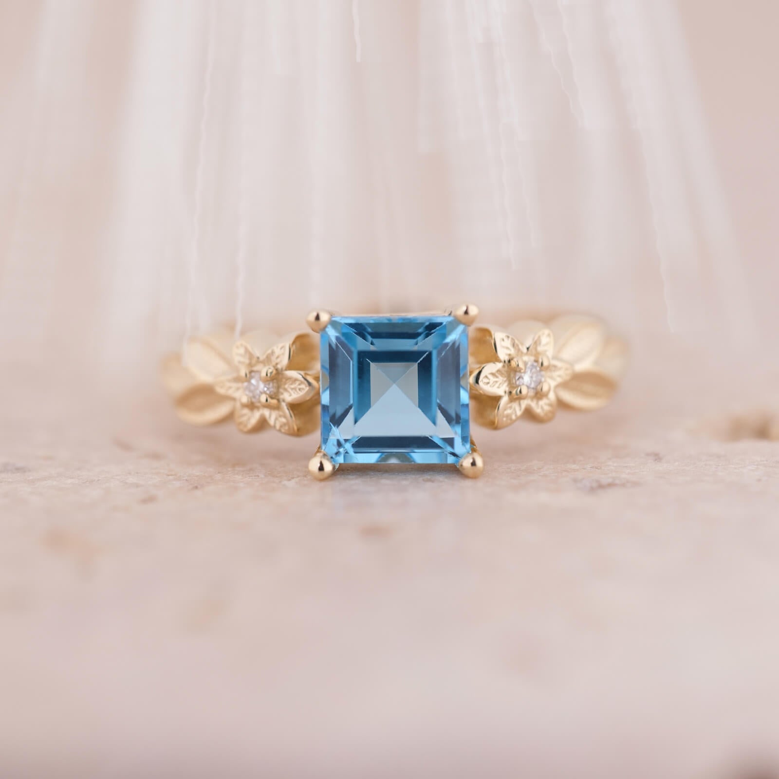 Elyra | Kare Kesim Swiss Blue Topaz ve Pırlantalı Yüzük