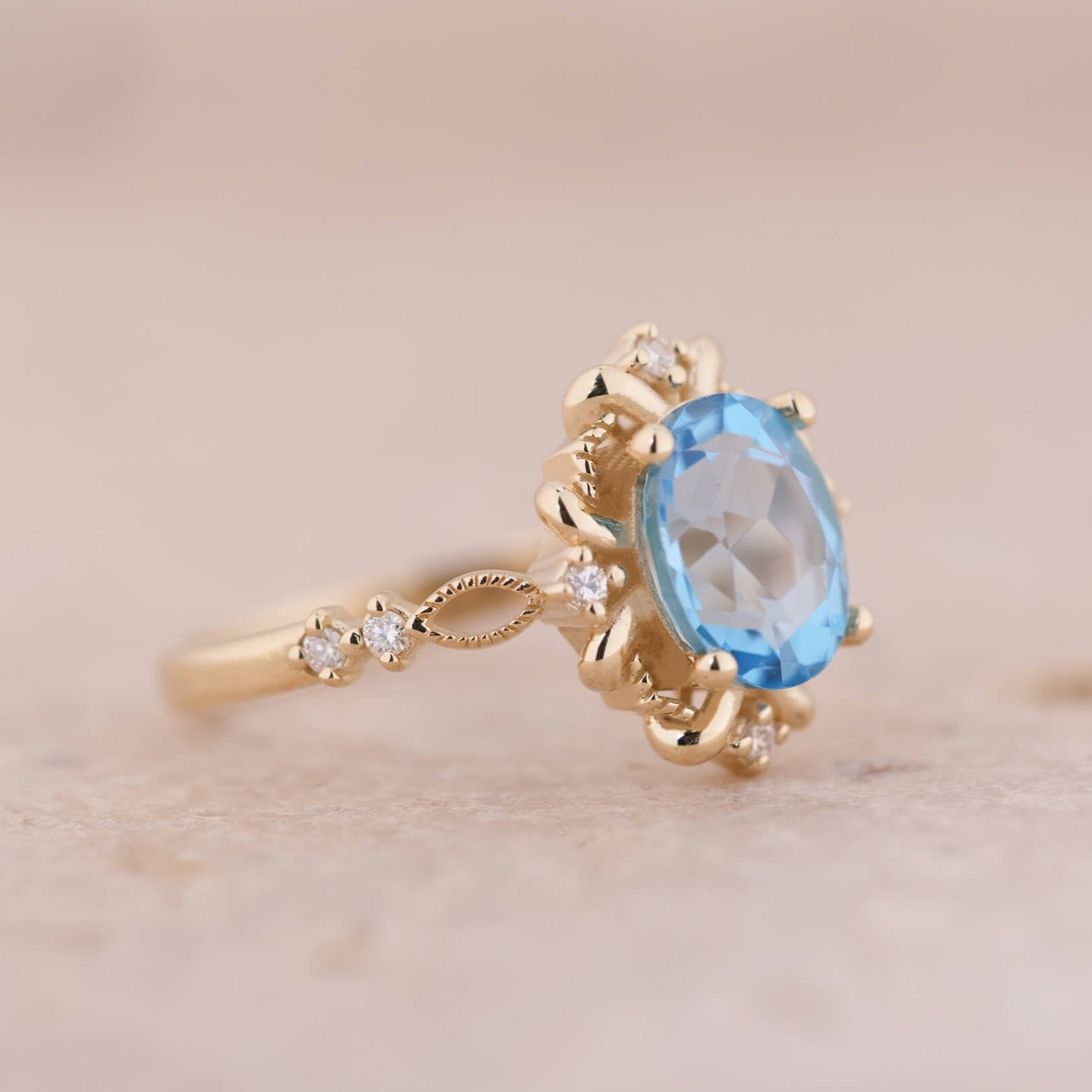 Calmirien | Oval Kesim Swiss Blue Topaz ve Pırlantalı Yüzük