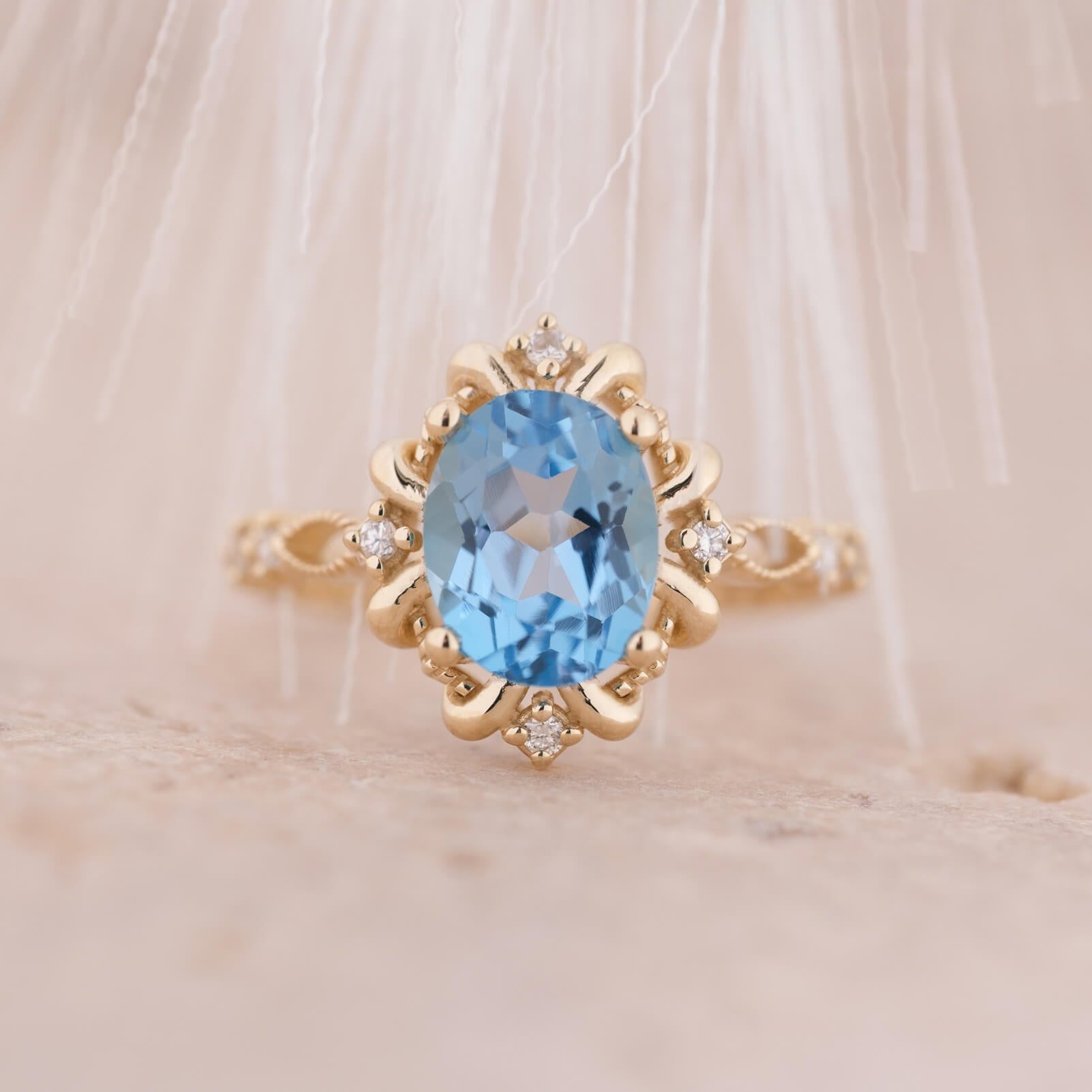 Calmirien | Oval Kesim Swiss Blue Topaz ve Pırlantalı Yüzük