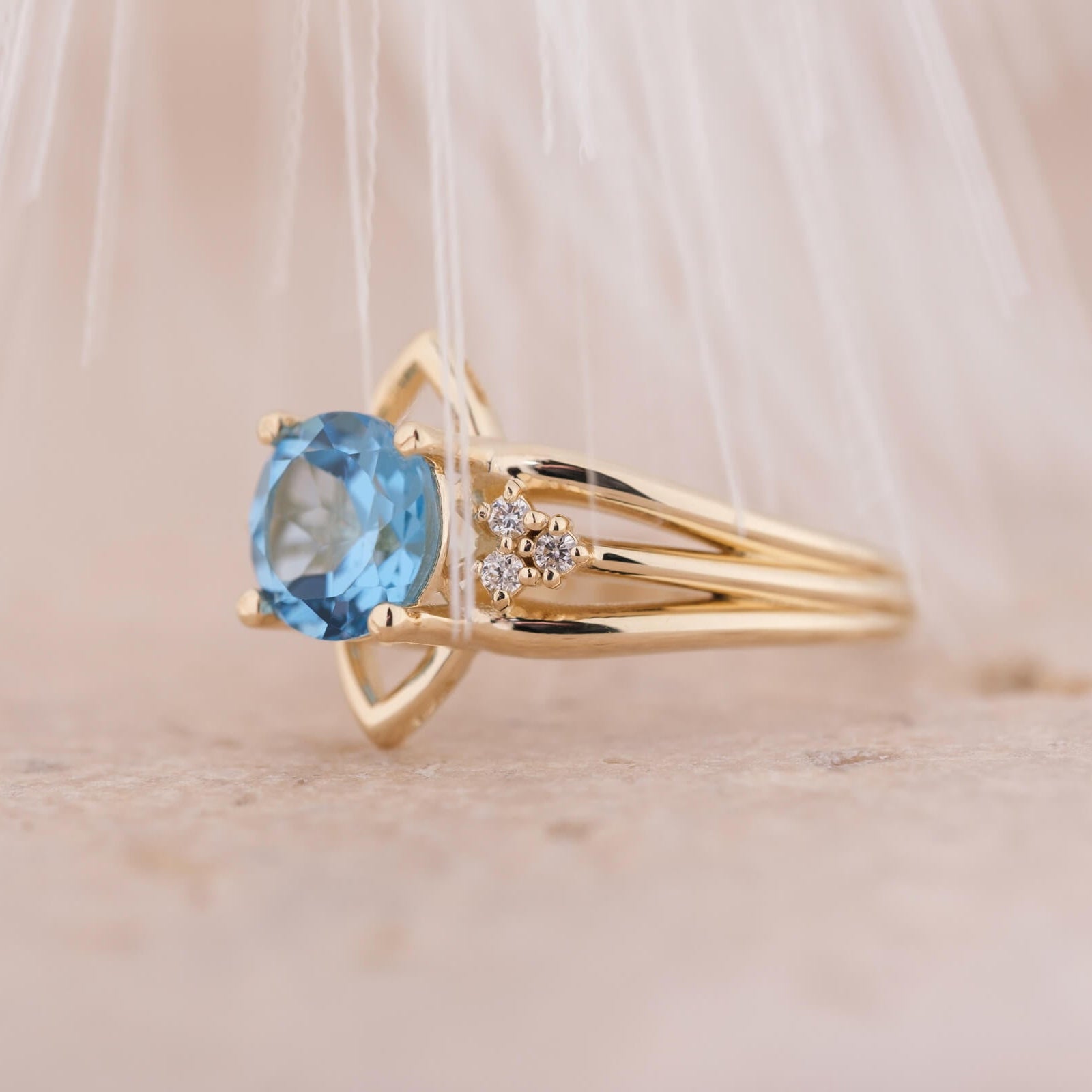 Nenya | Yuvarlak Kesim Swiss Blue Topaz ve Pırlantalı Yüzük