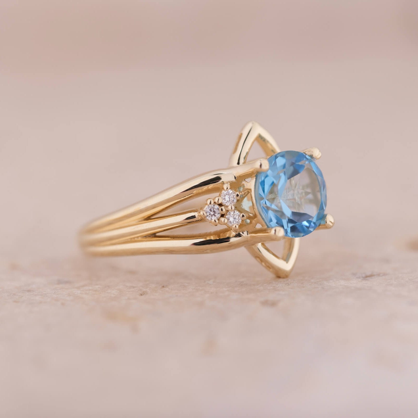 Nenya | Yuvarlak Kesim Swiss Blue Topaz ve Pırlantalı Yüzük