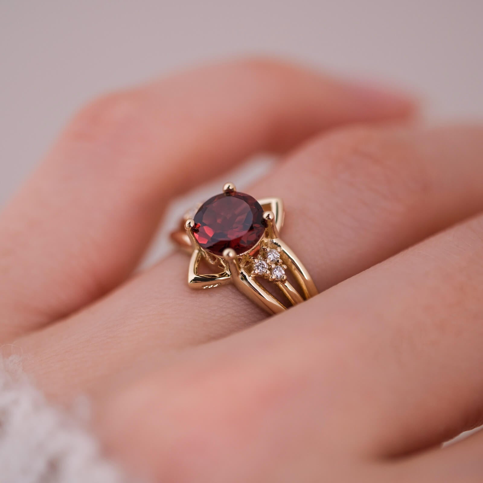 Nenya | Yuvarlak Kesim Garnet ve Pırlantalı Yüzük