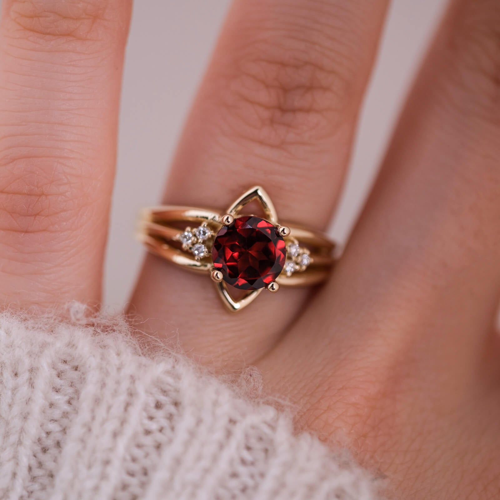 Nenya | Yuvarlak Kesim Garnet ve Pırlantalı Yüzük