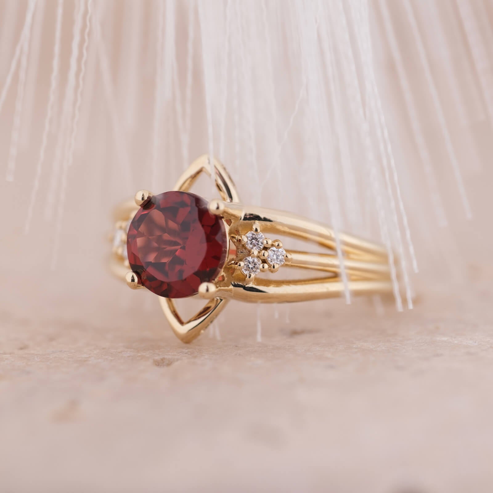 Nenya | Yuvarlak Kesim Garnet ve Pırlantalı Yüzük