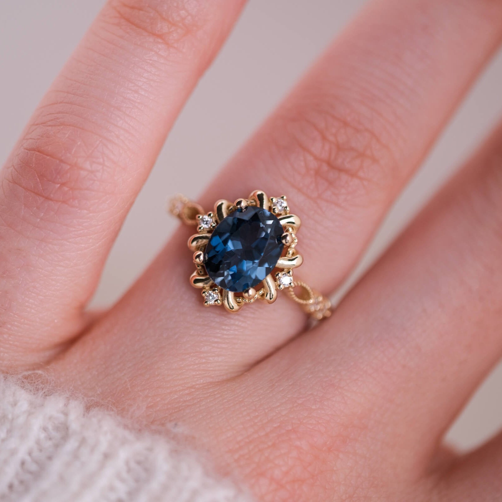 Calmirien | Oval Kesim London Blue Topaz ve Pırlantalı Yüzük