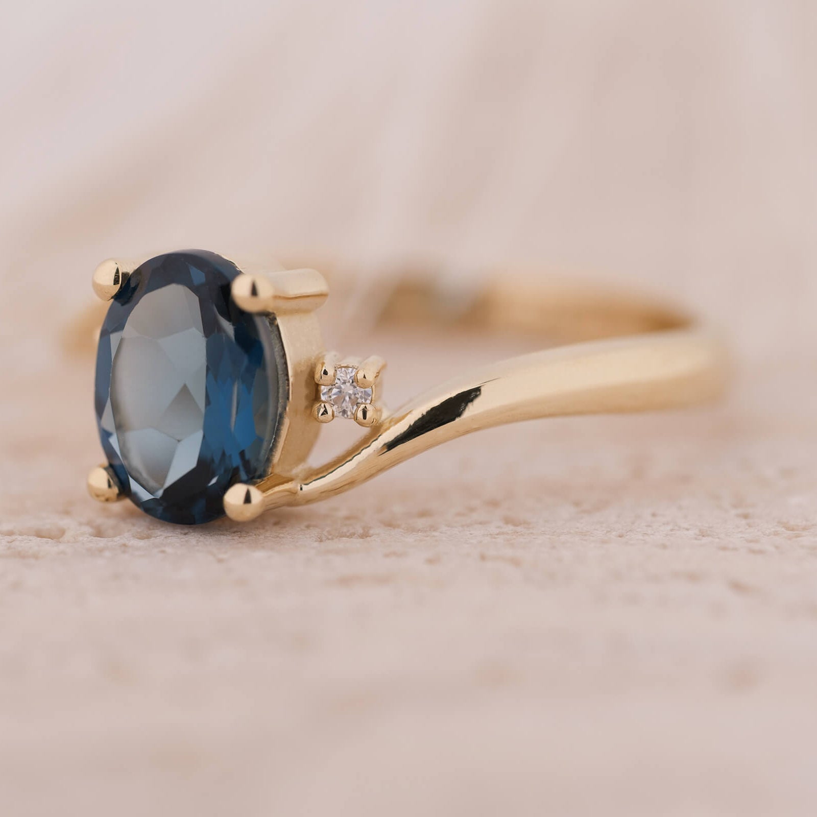 Elarwen | London Blue Topaz ve Pırlantalı Yüzük