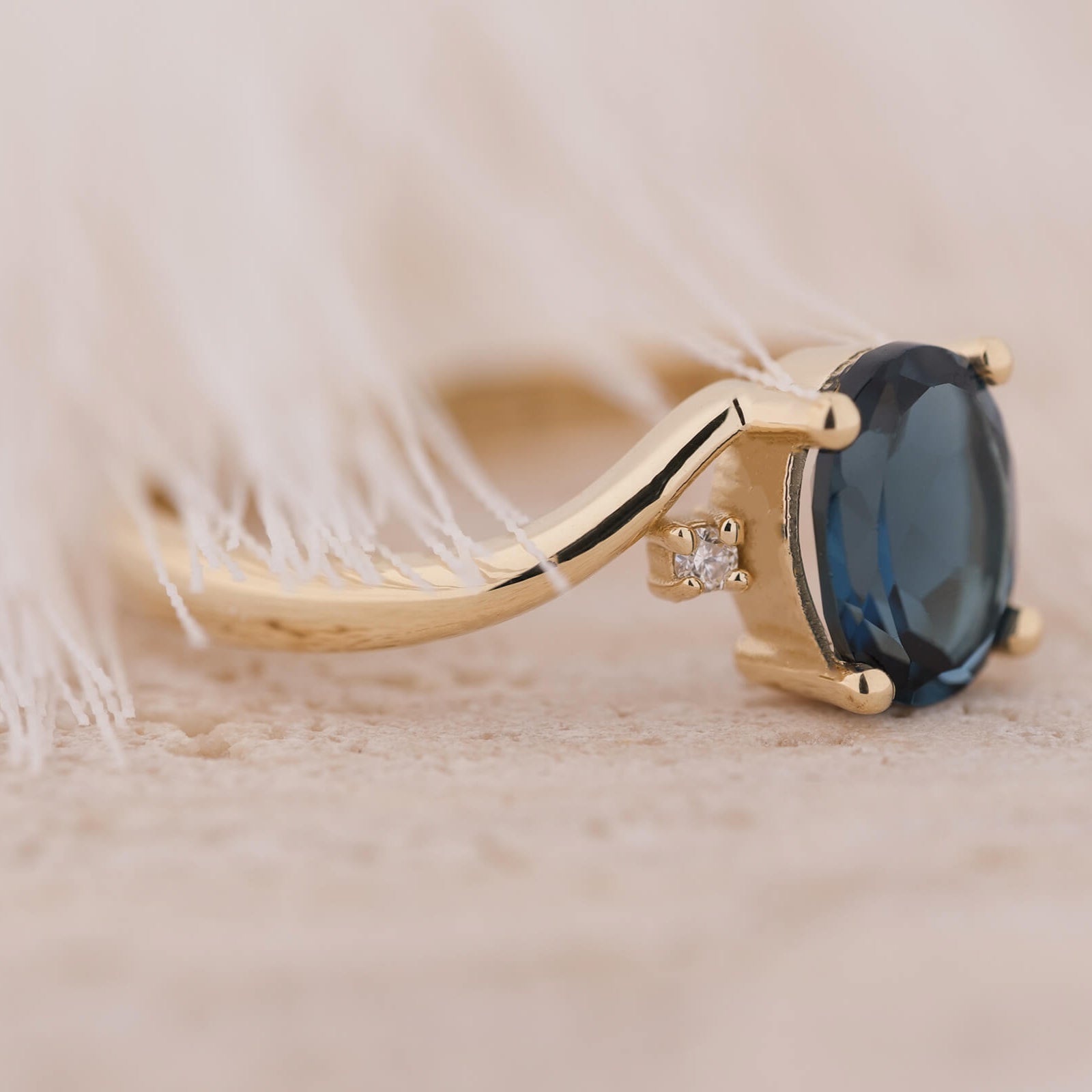Elarwen | London Blue Topaz ve Pırlantalı Yüzük