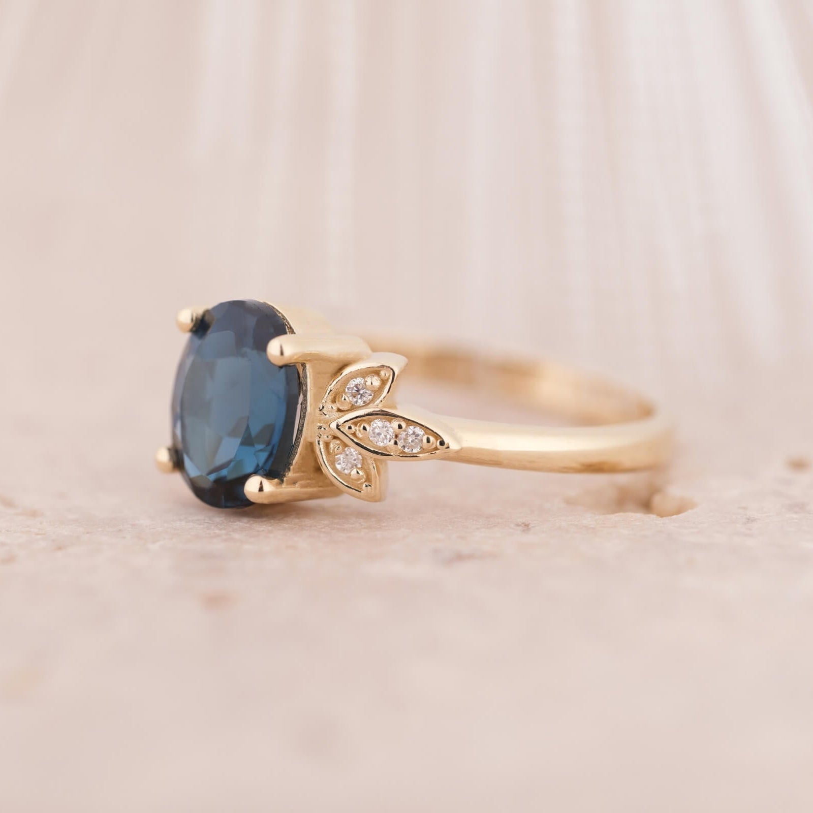 Vilya | Oval London Blue Topaz ve Pırlantalı Yüzük