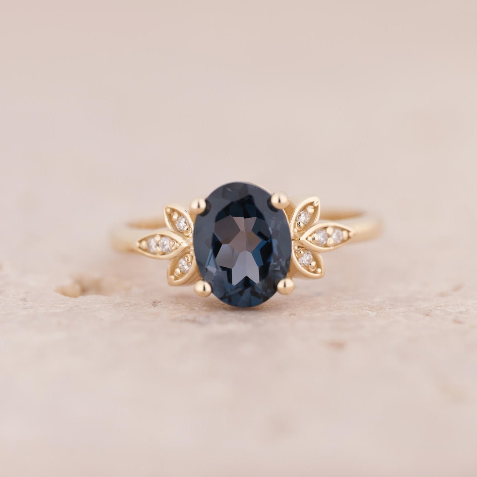 Vilya | Oval London Blue Topaz ve Pırlantalı Yüzük