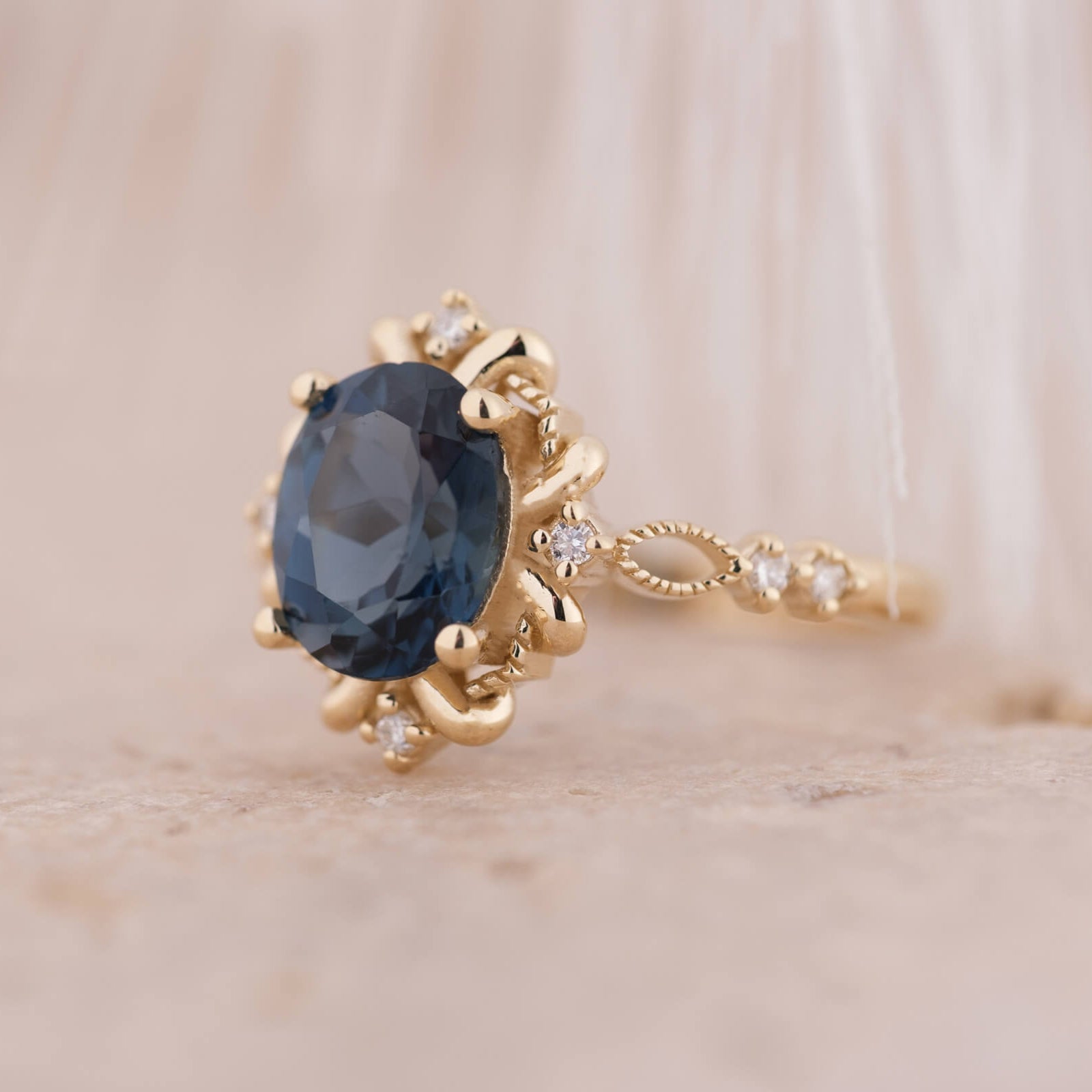 Calmirien | Oval Kesim London Blue Topaz ve Pırlantalı Yüzük