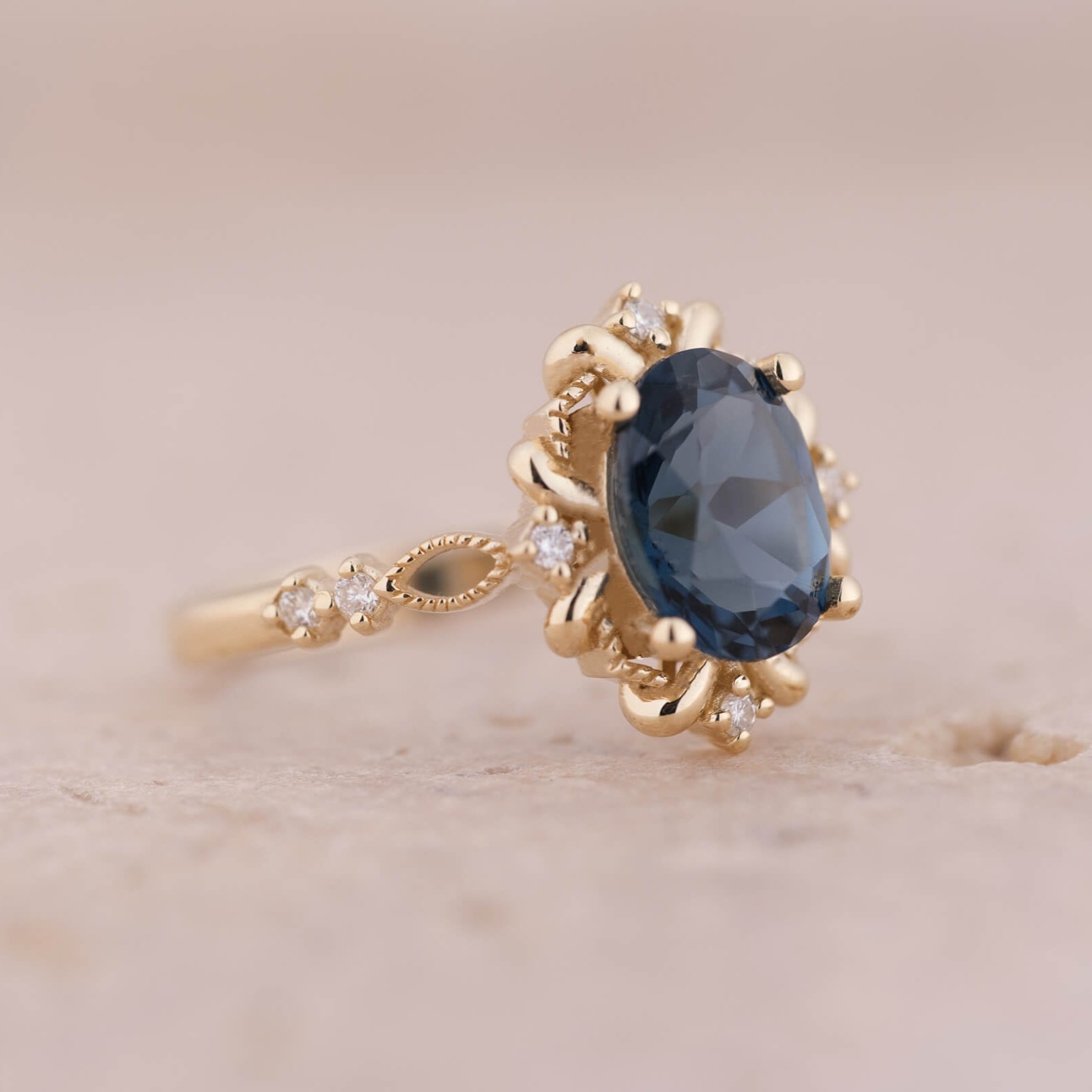 Calmirien | Oval Kesim London Blue Topaz ve Pırlantalı Yüzük