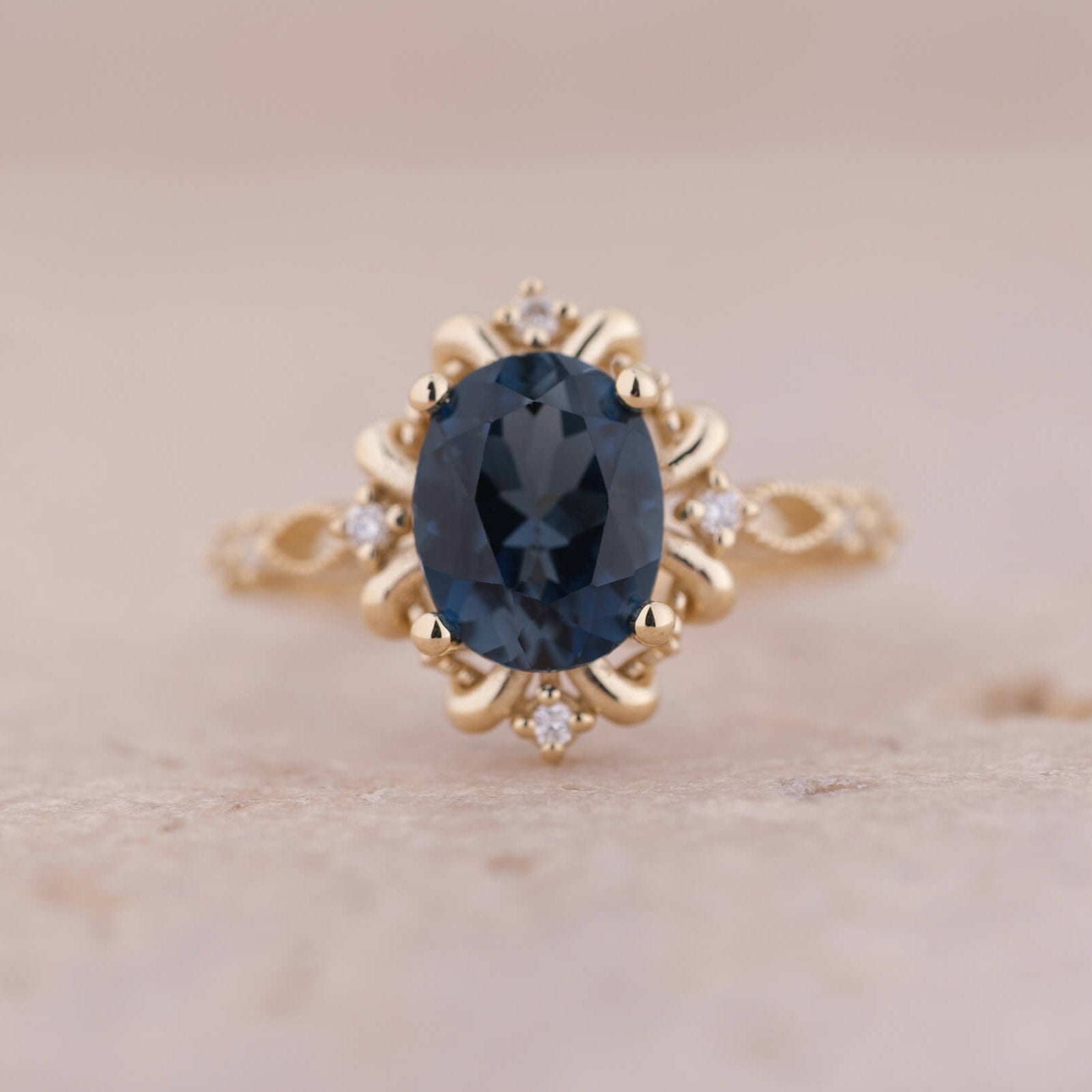 Calmirien | Oval Kesim London Blue Topaz ve Pırlantalı Yüzük
