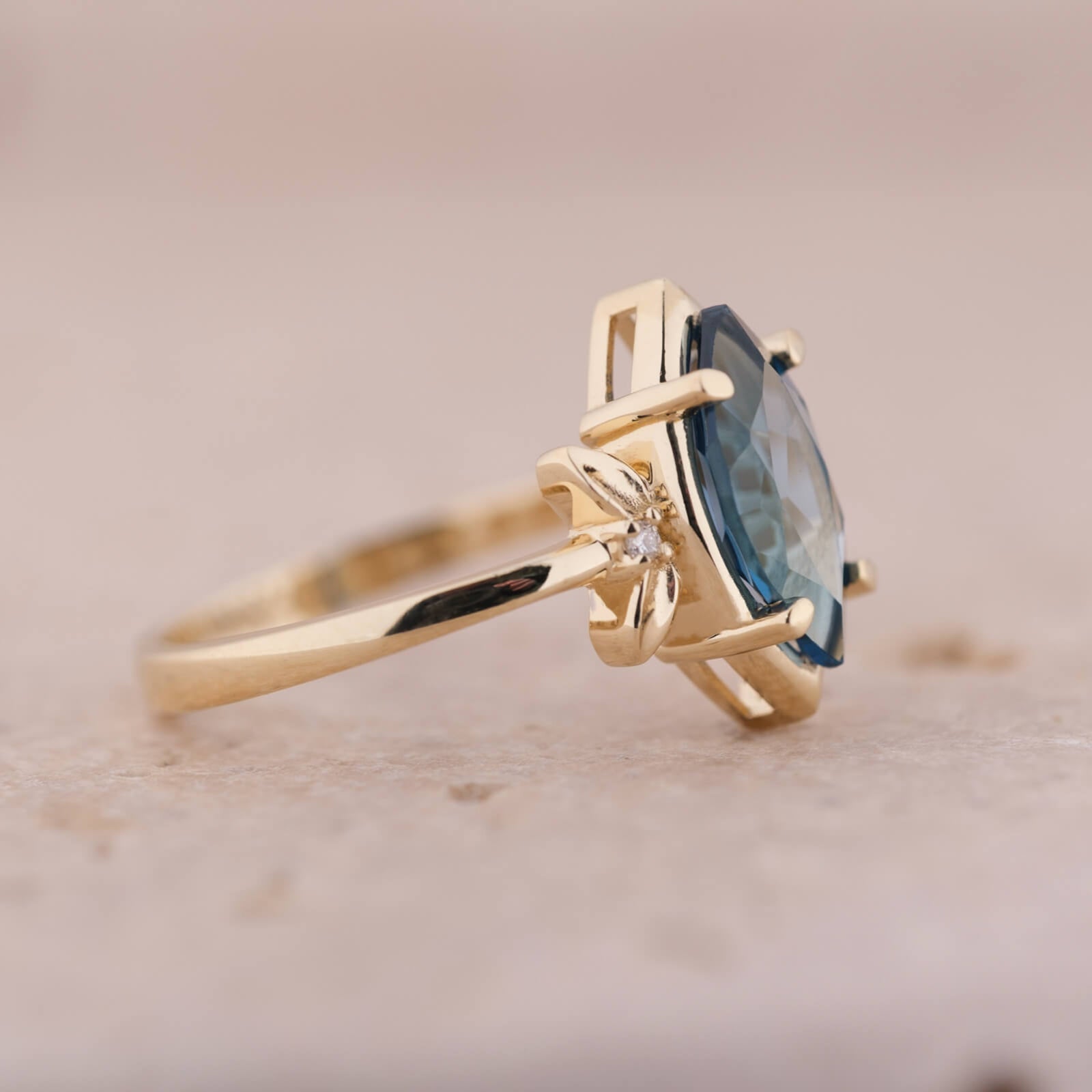 Serenya | Markiz Kesim London Blue Topaz ve Pırlantalı Yüzük