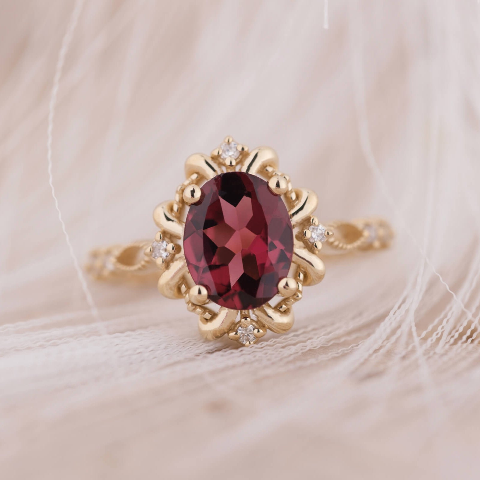 Calmirien | Oval Kesim Rhodolite ve Pırlantalı Yüzük