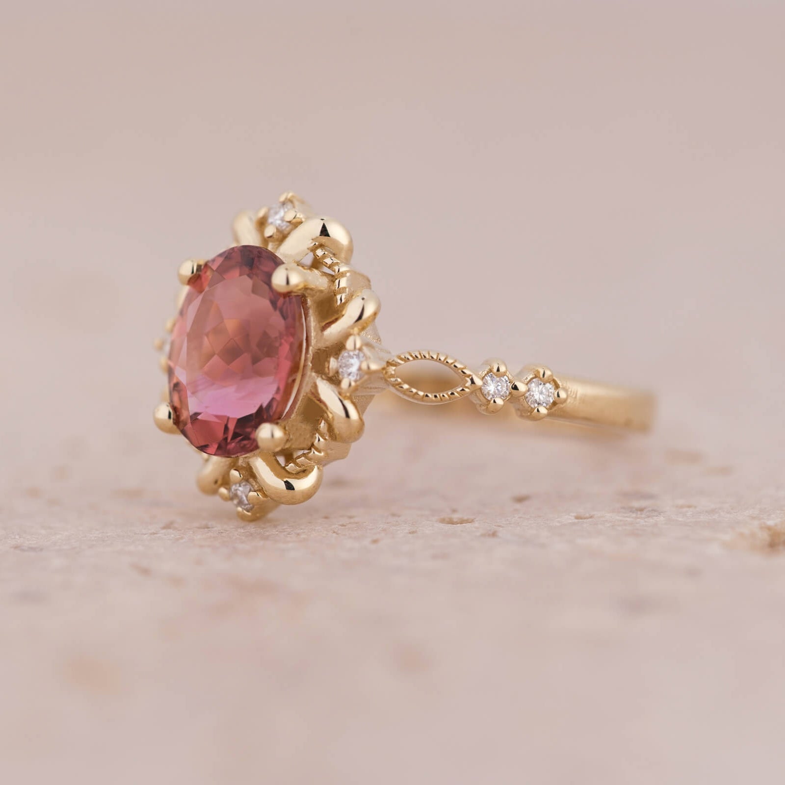 Calmirien | Oval Kesim Turmalin ve Pırlantalı Yüzük