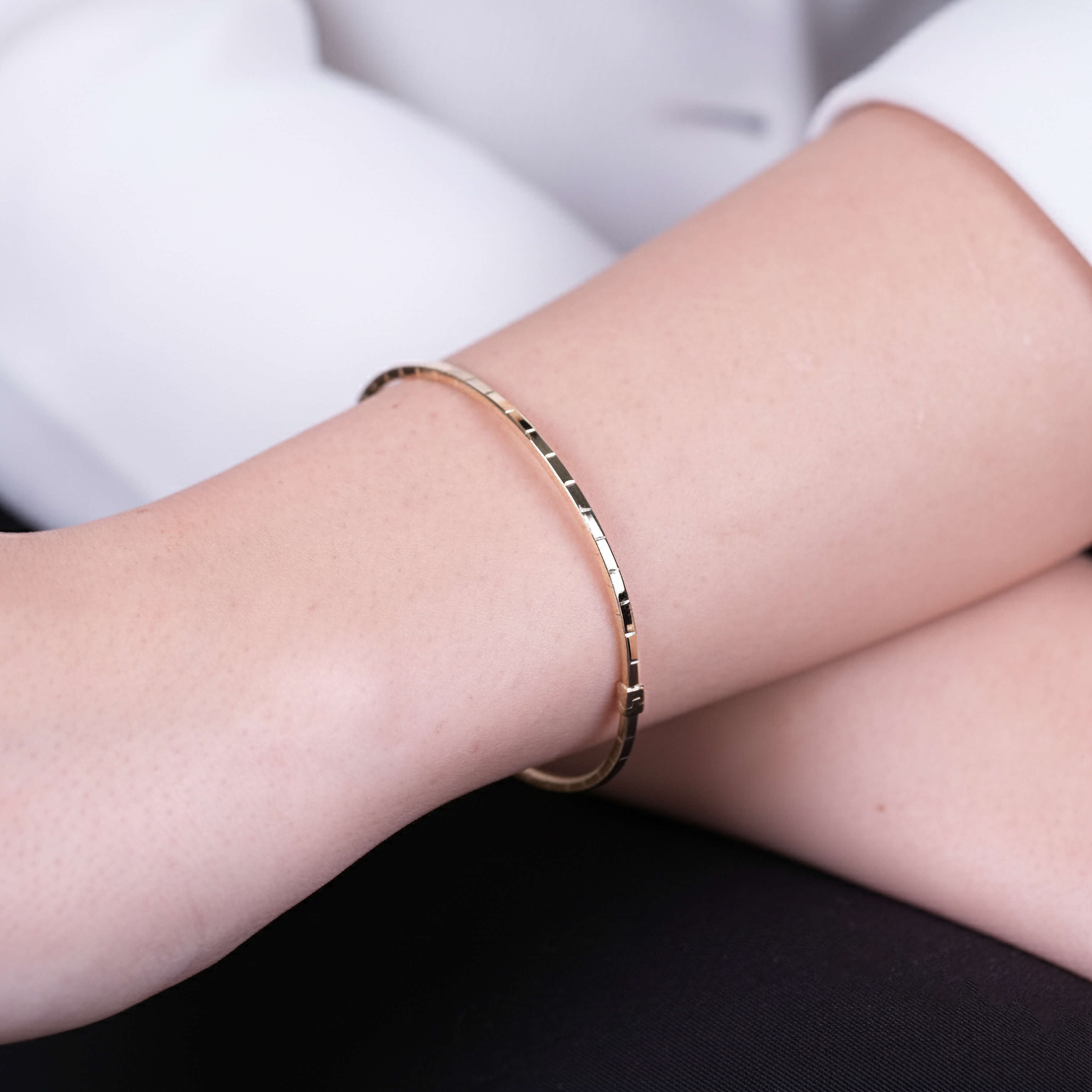 Çizgili Form 14 Ayar Altın Kelepçe