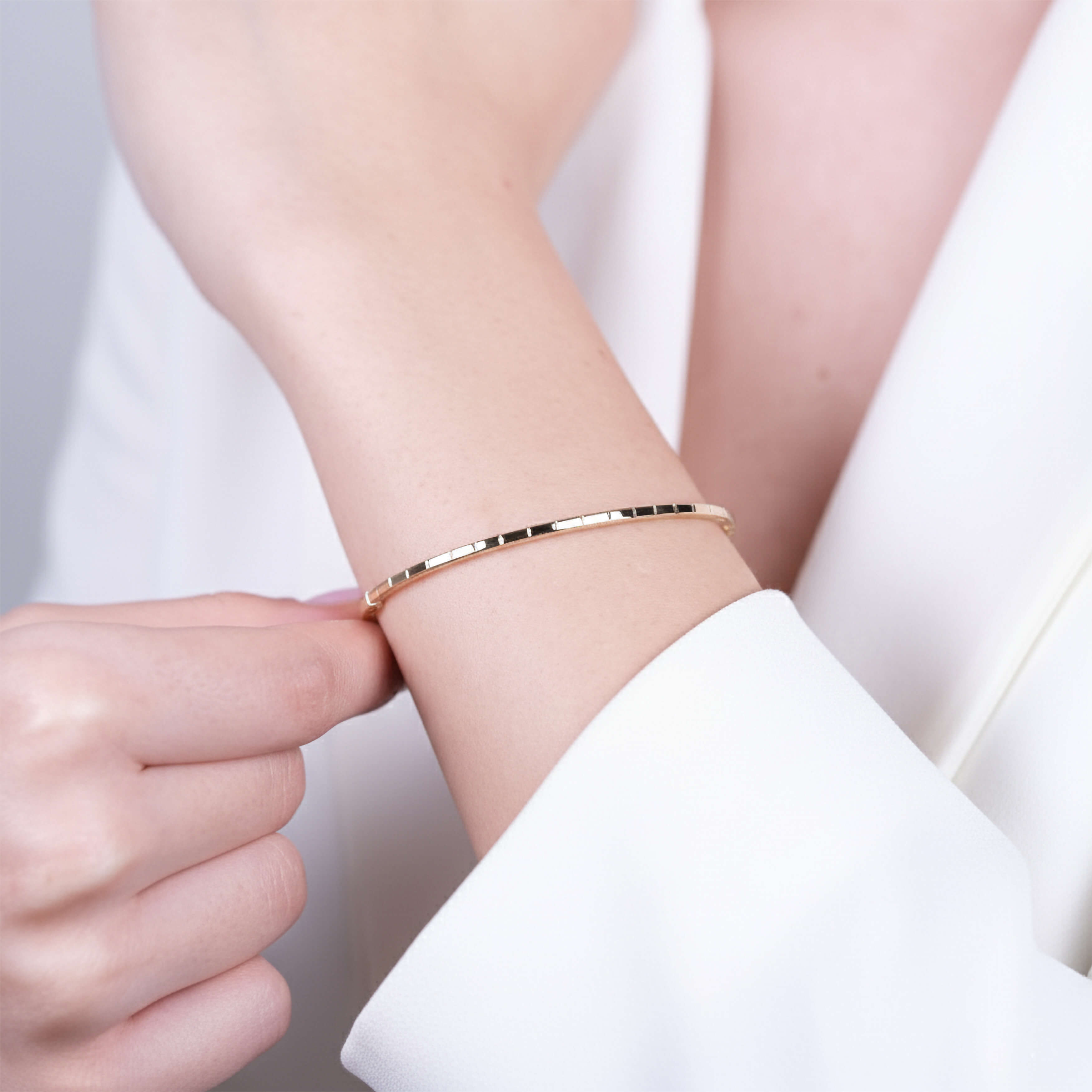 Çizgili Form 14 Ayar Altın Kelepçe