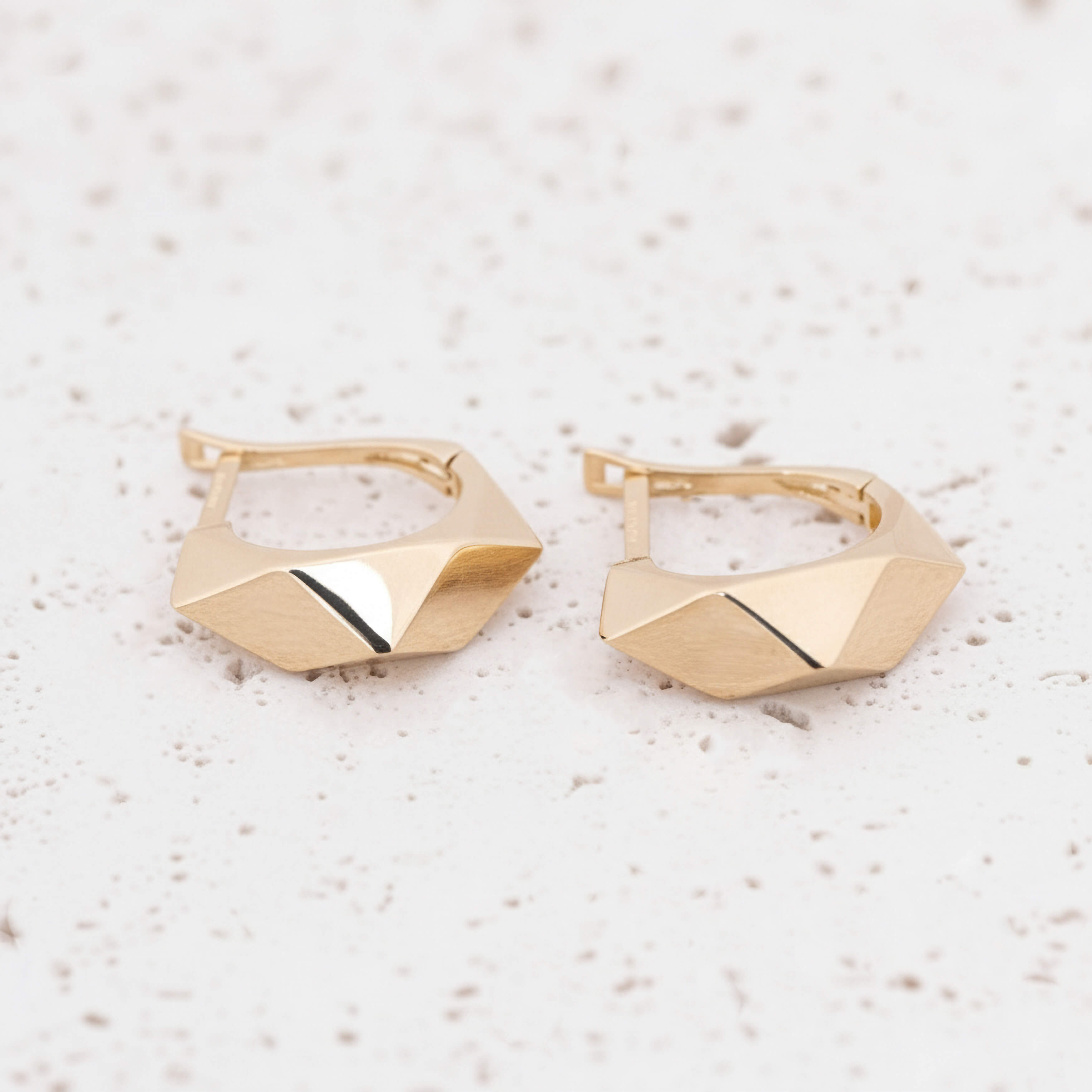 Prizma Model 14 Ayar Altın Küpe