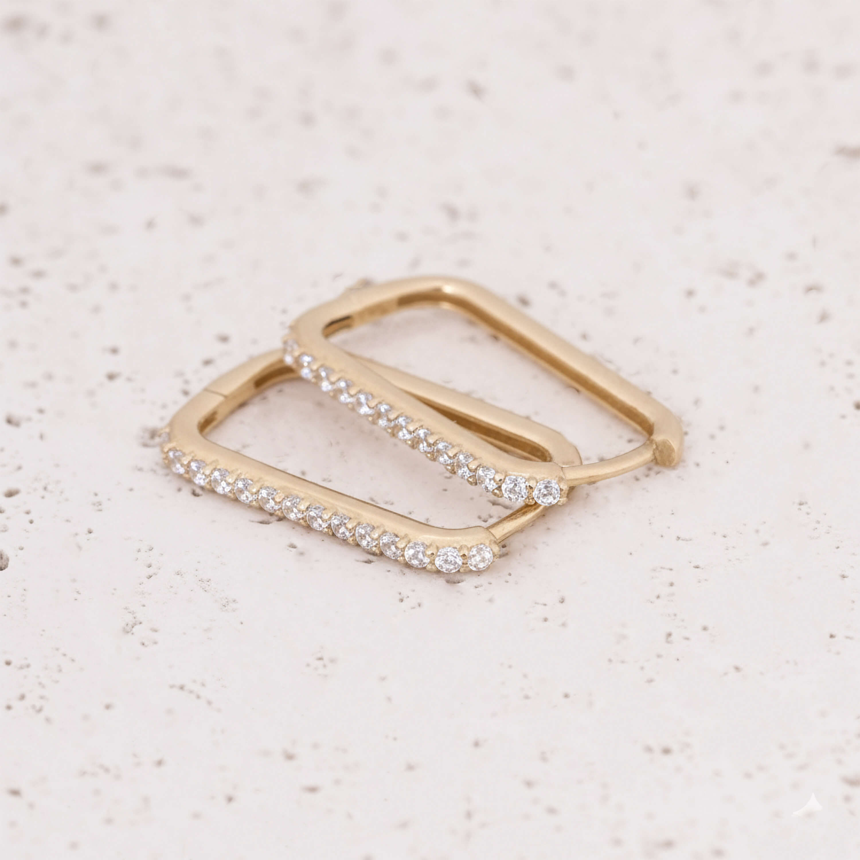 Taş Detaylı Dik Form 14 Ayar Altın Küpe