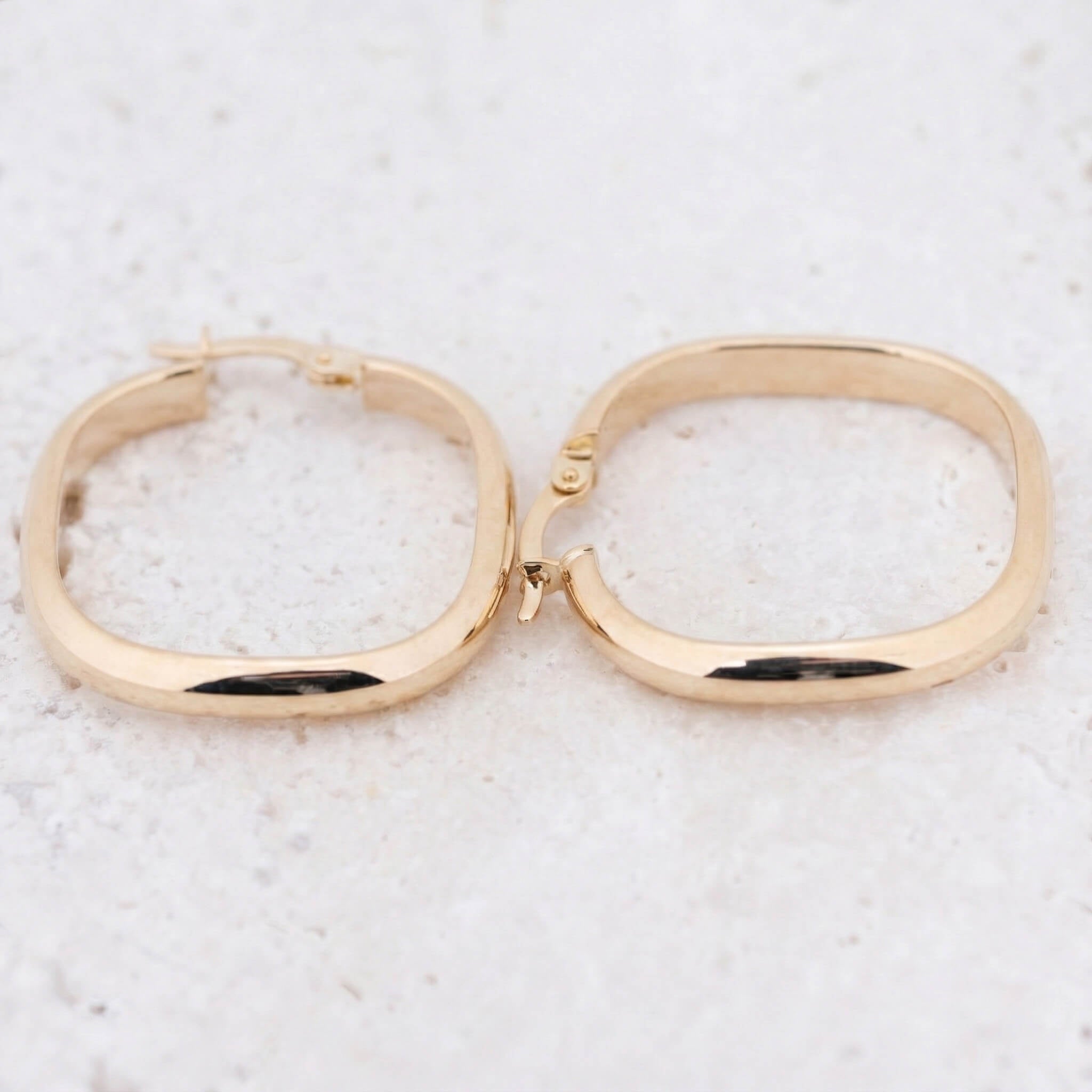 Oval Form 14 Ayar Altın Küpe