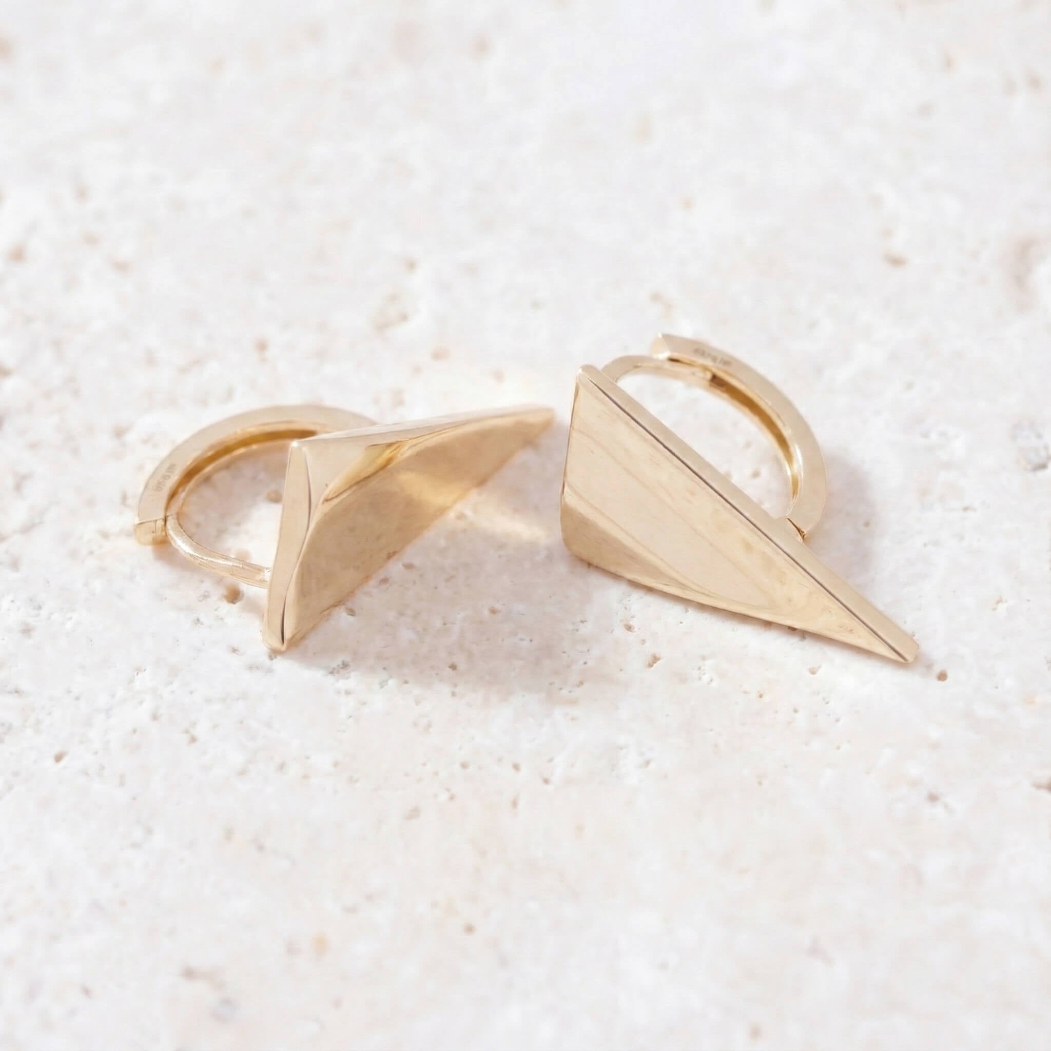 Üçgen Form 14 Ayar Altın Küpe