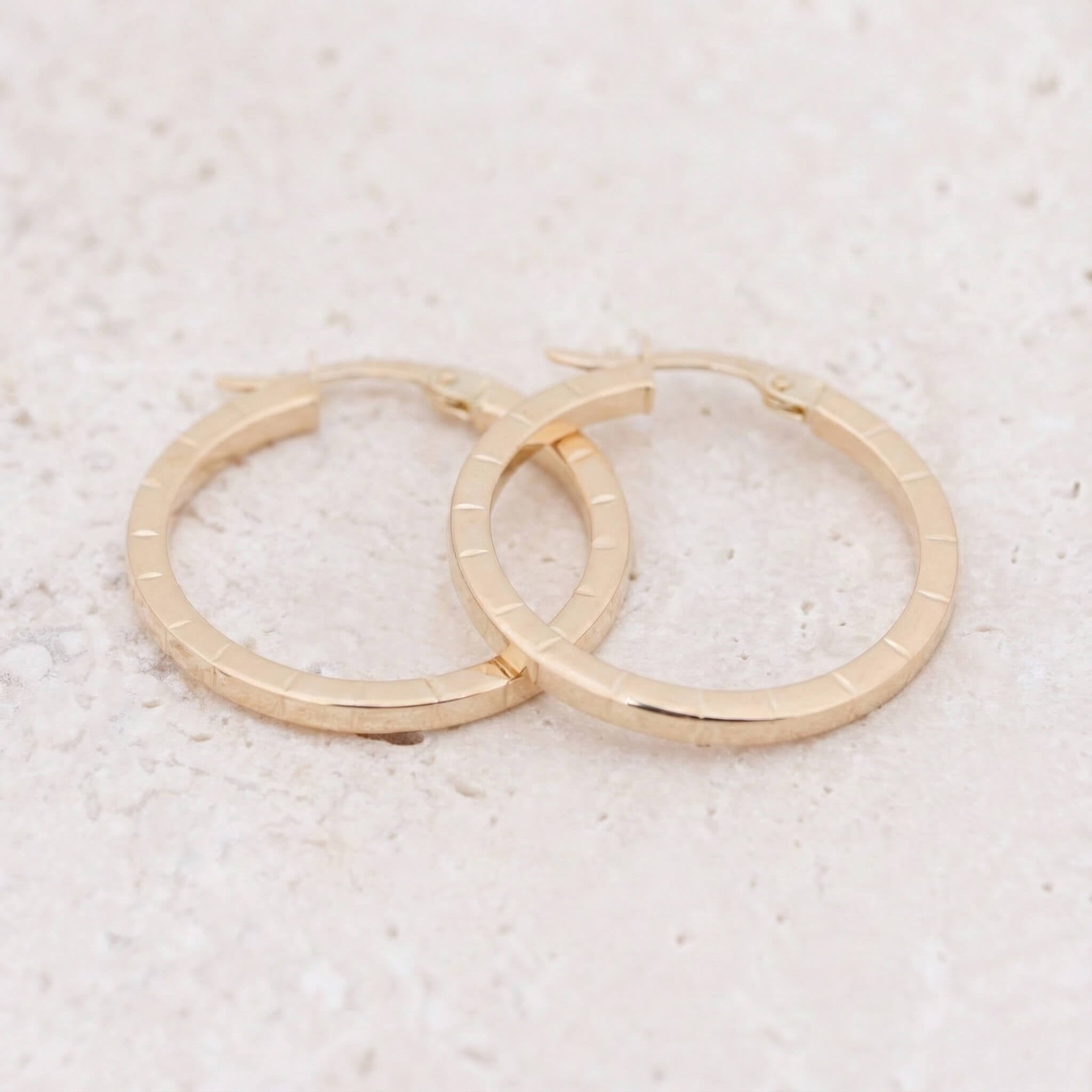 Çizikli Halka 14 Ayar Altın Küpe