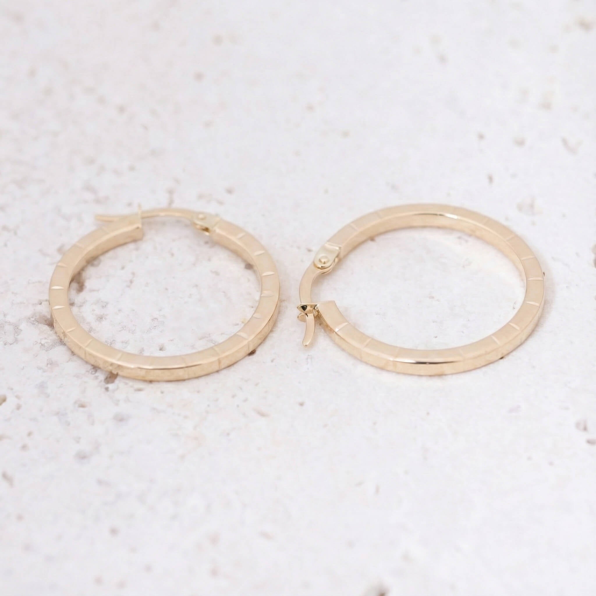 Çizikli Halka 14 Ayar Altın Küpe